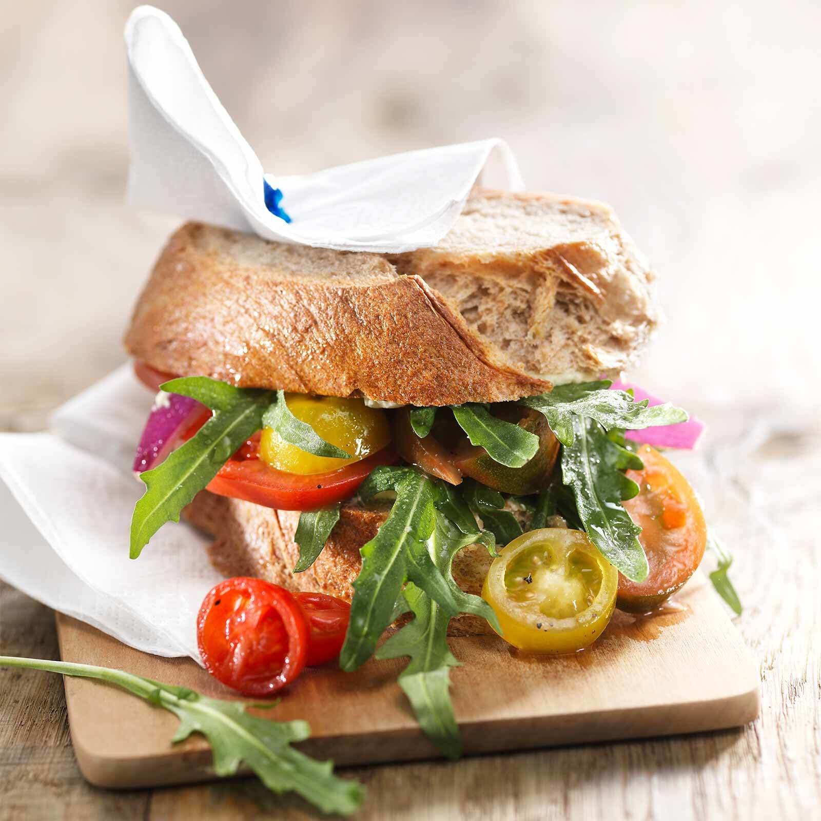 Tomatensalat im Faustbrot