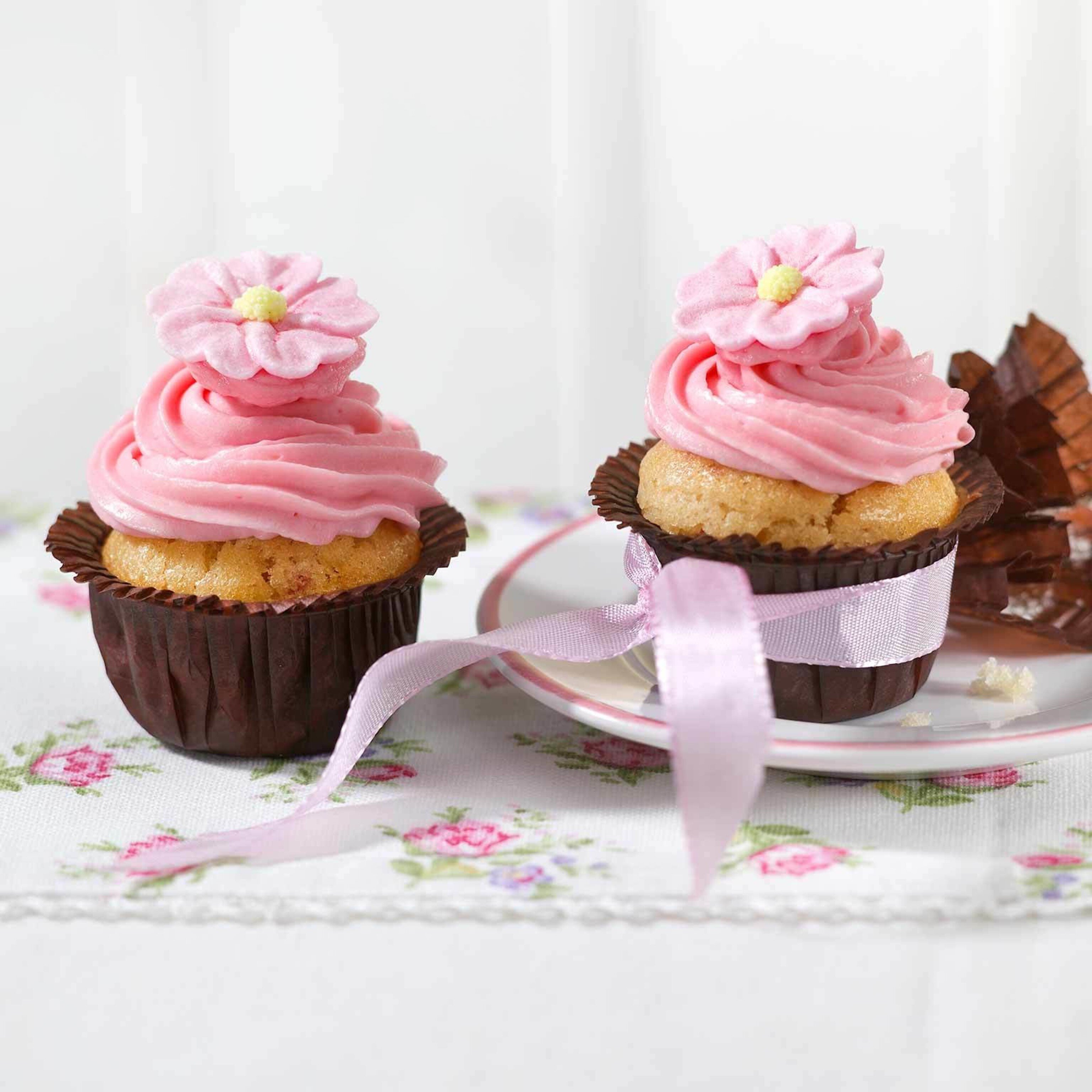 Himbeer-Cupcakes mit weisser Schokolade