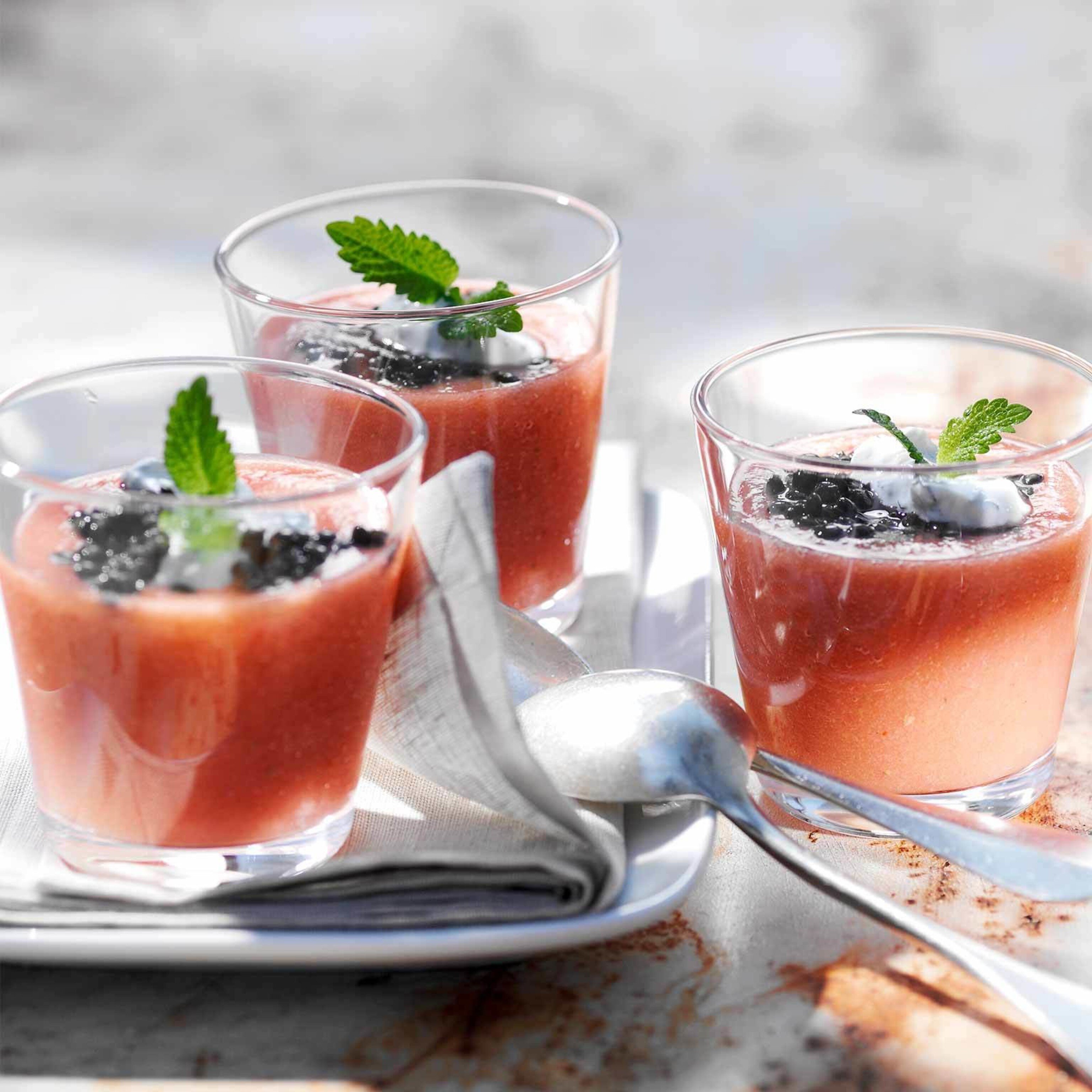 Pikante fruchtige Suppe mit Linsenkaviar