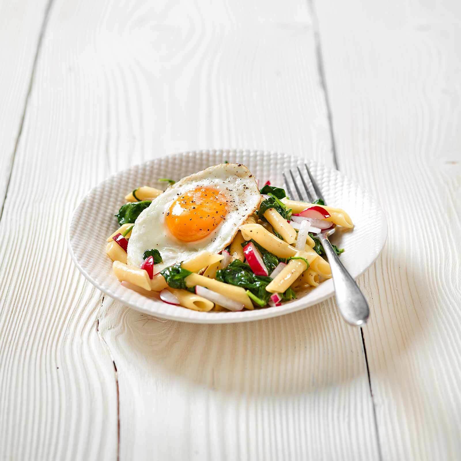 Penne aux épinards et œuf sur le plat