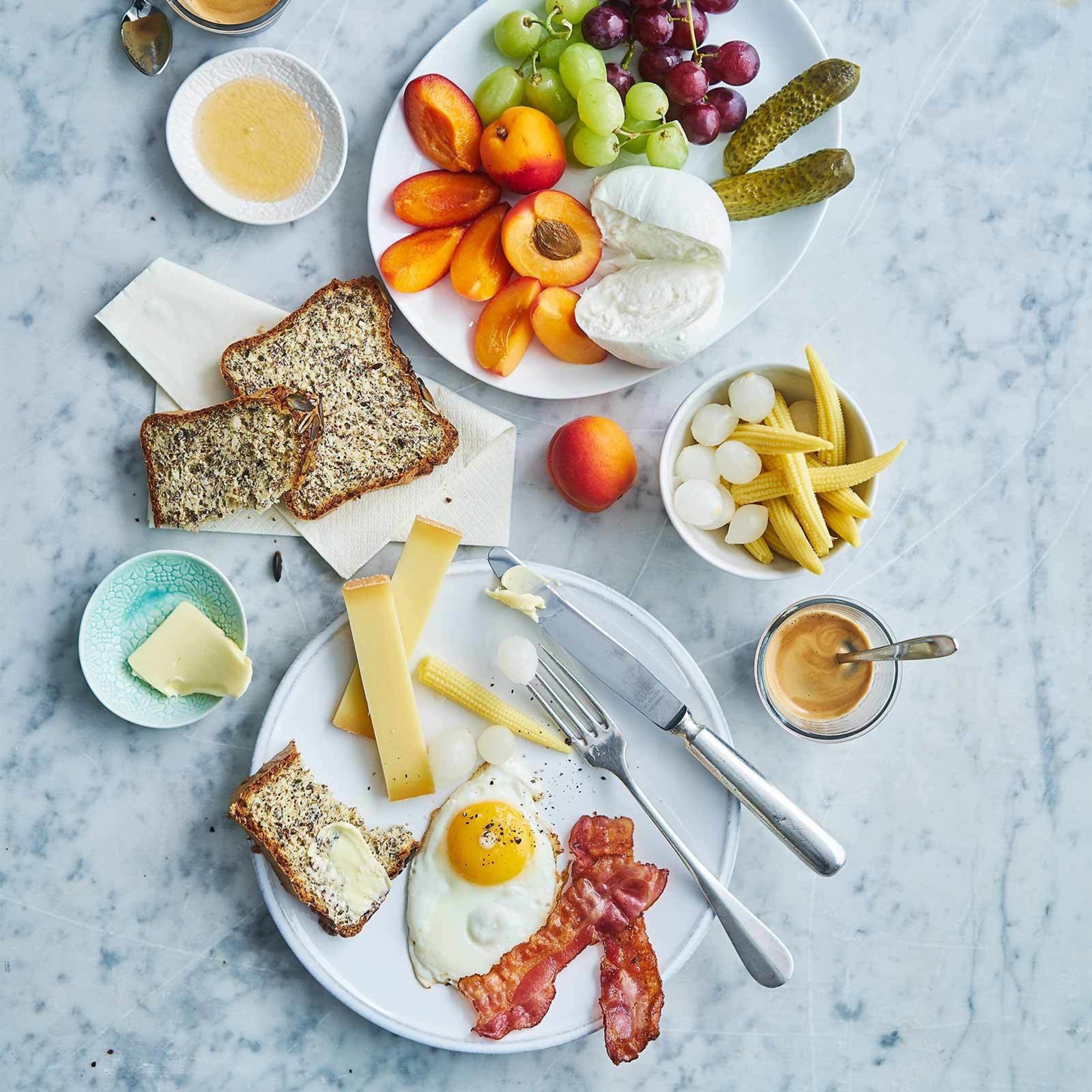 Brunch avec lard et œufs miroirs