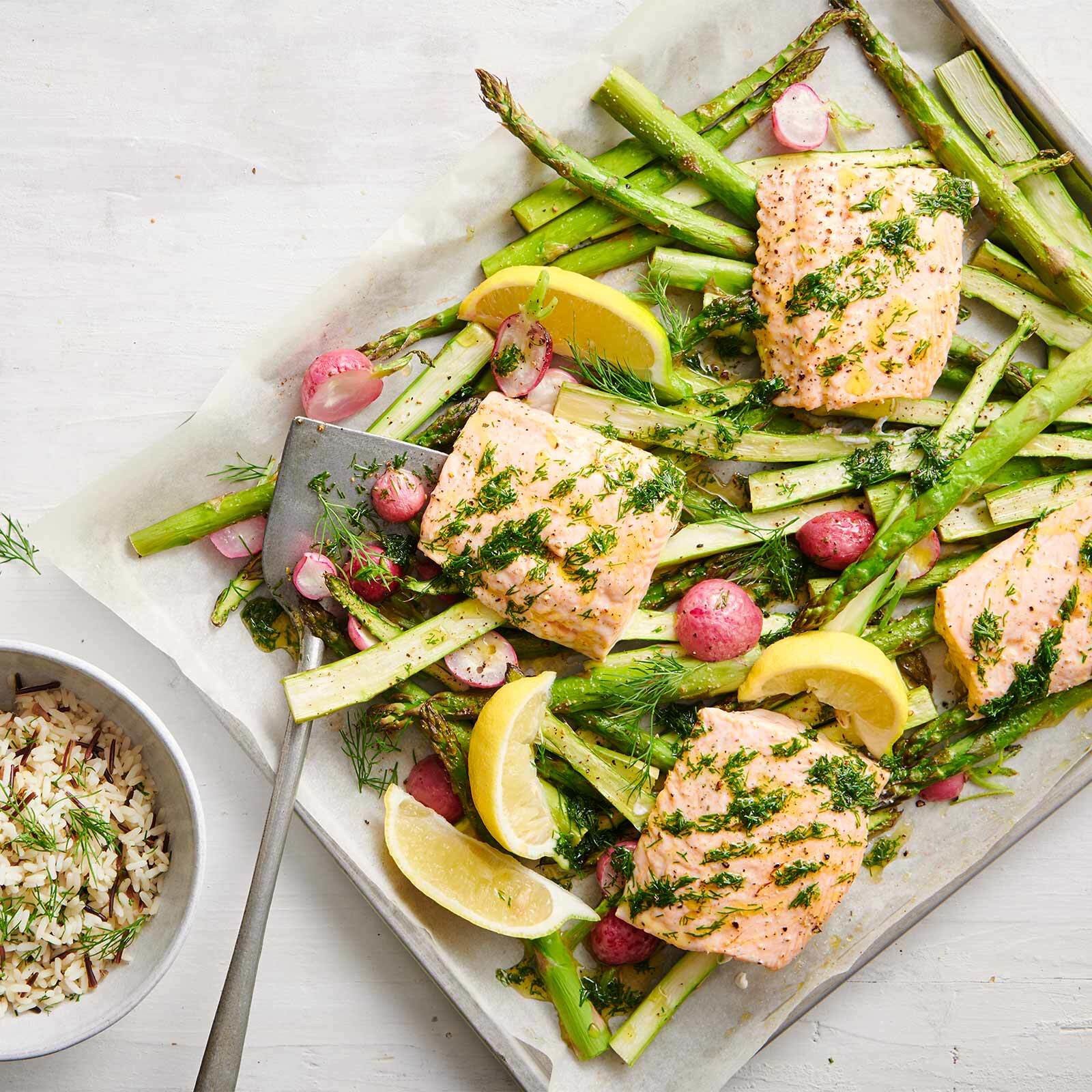 Asperges vertes et tranches de saumon sans gluten