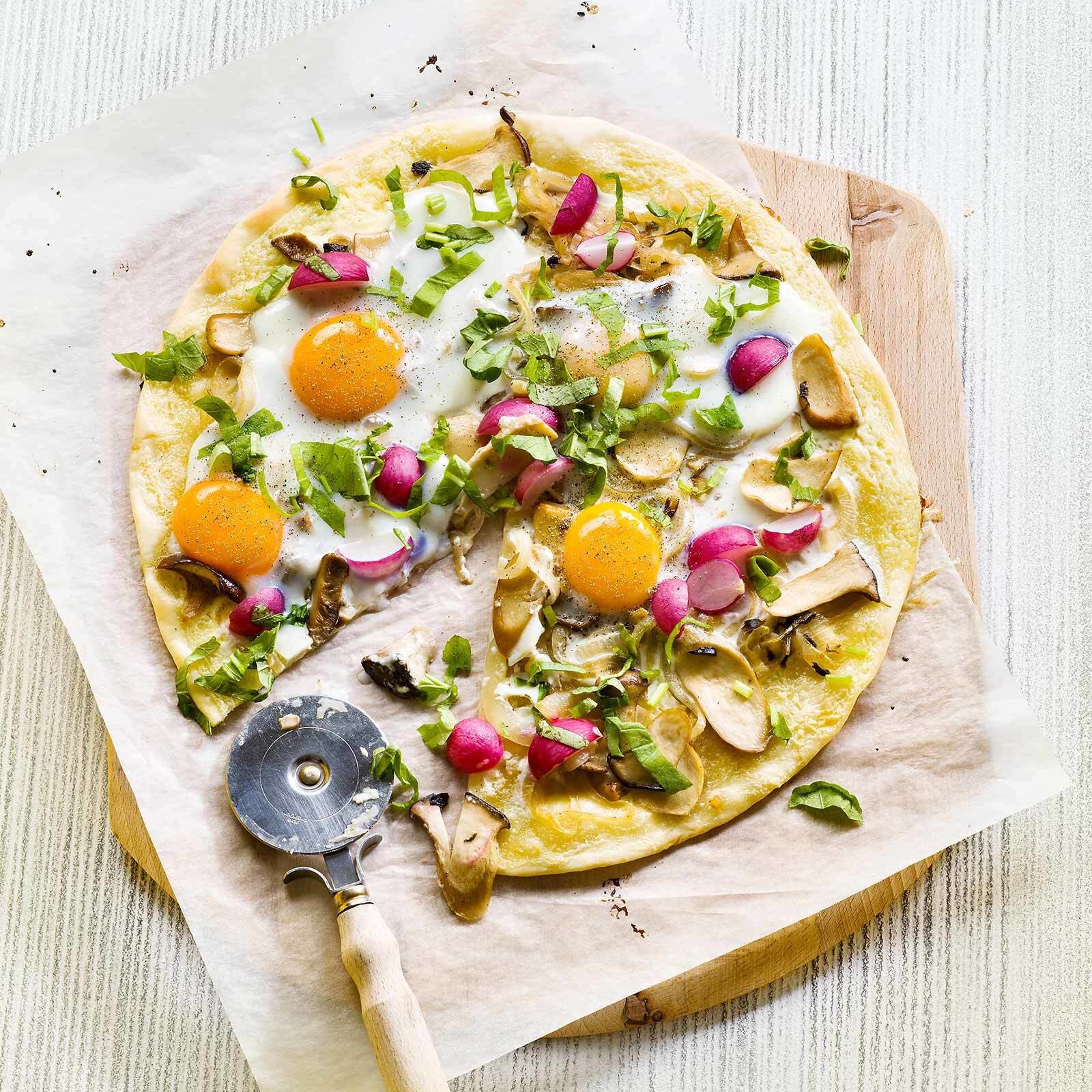 Flammkuchen mit Pilzen und Spiegeleiern