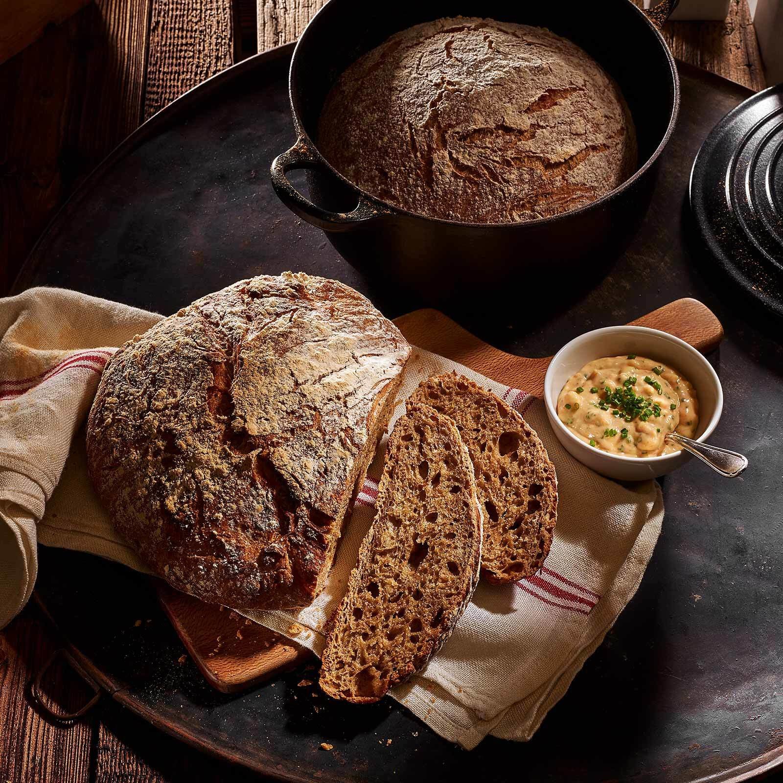 Bierbrot im Topf mit Camembertcreme