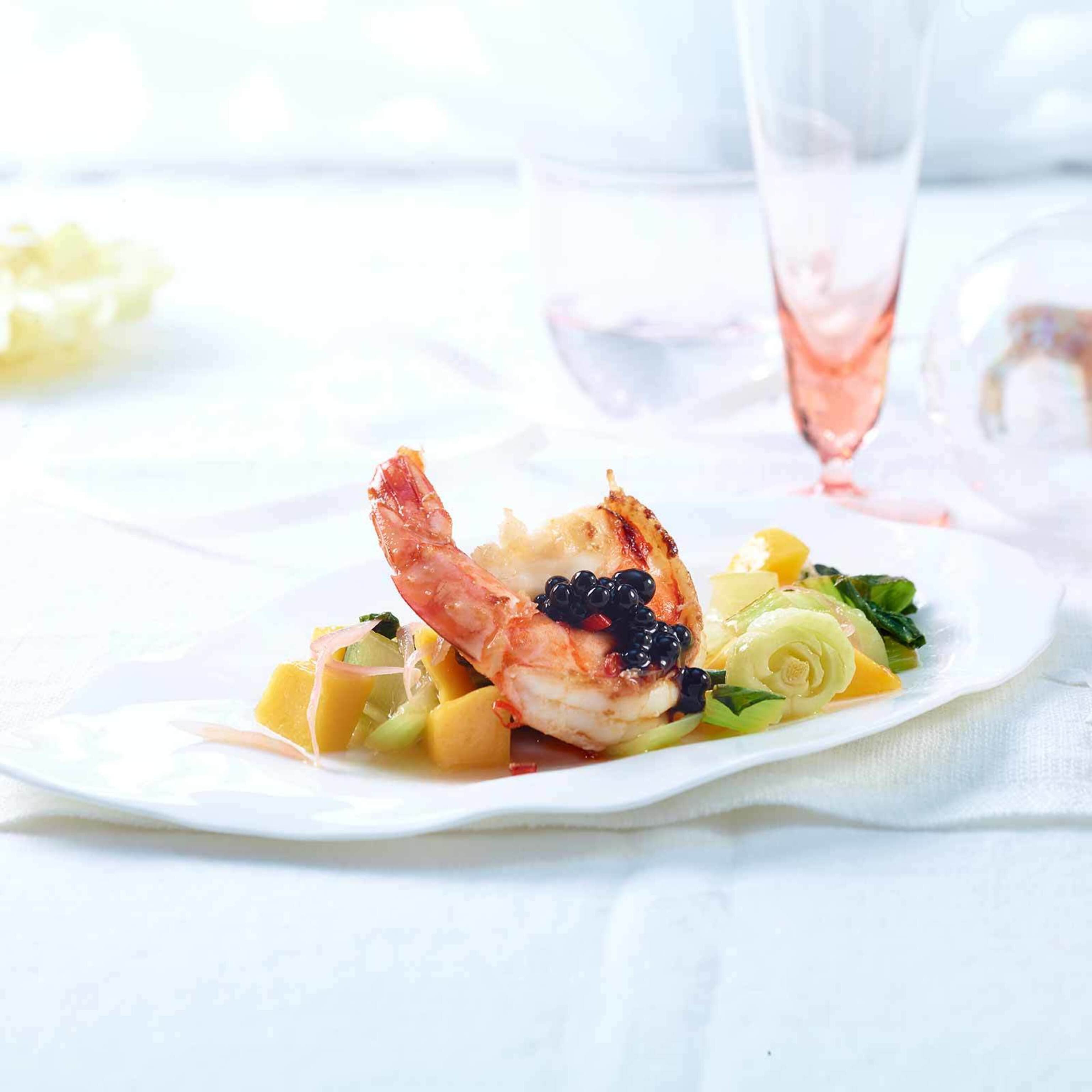Crevettes sur lit de pak-choï