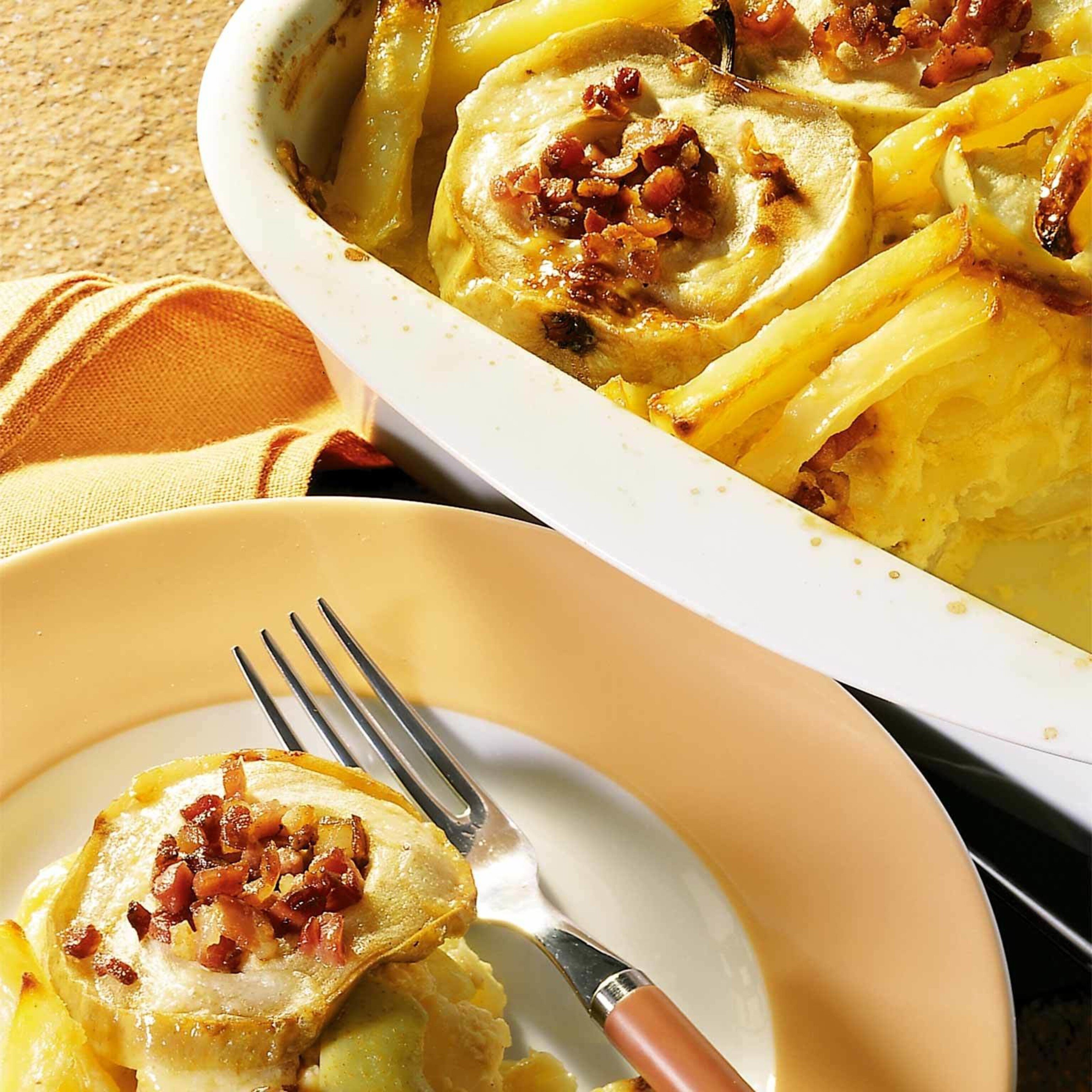Kartoffelauflauf mit Käse und Äpfeln