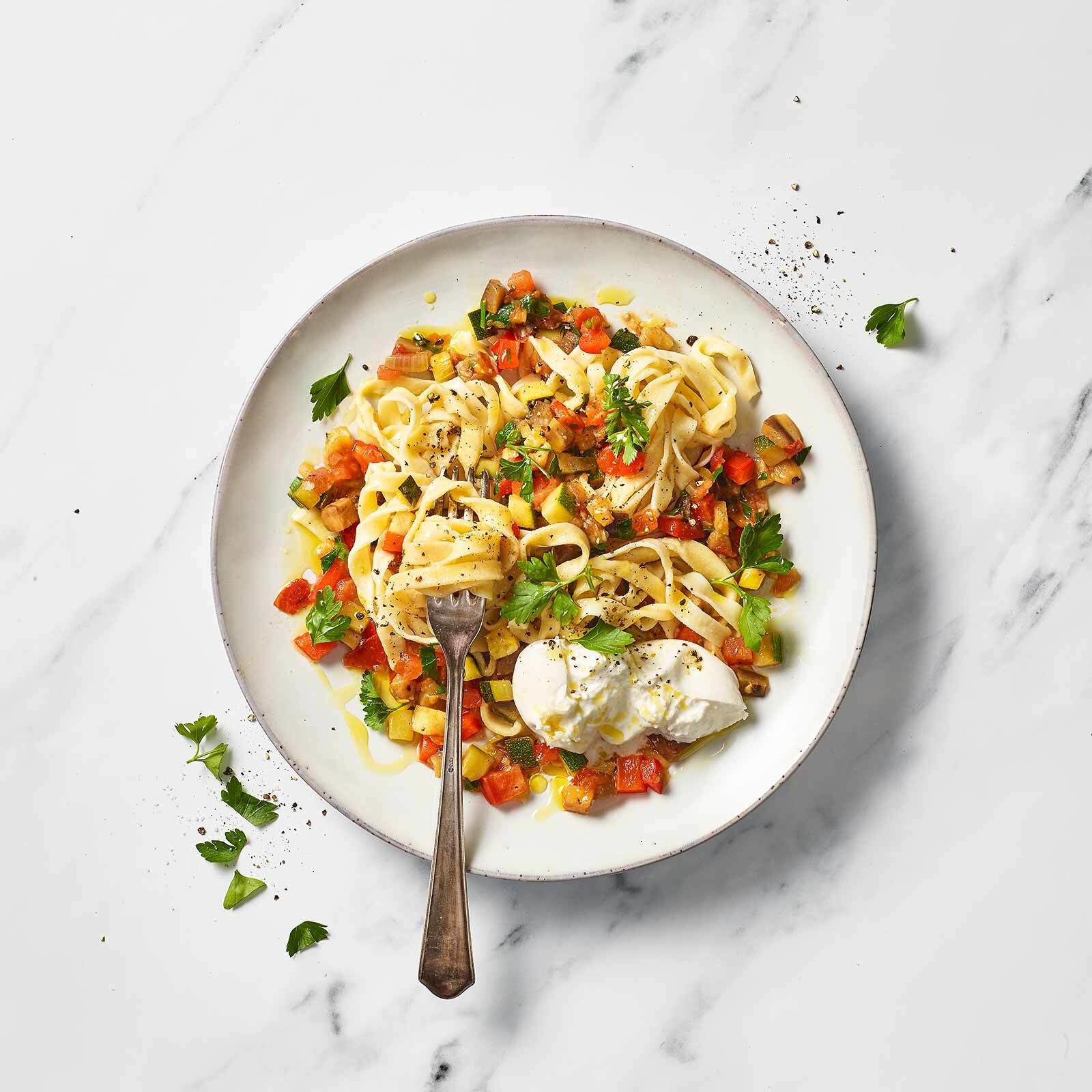 Sommergemüse-Nudeln mit Burrata