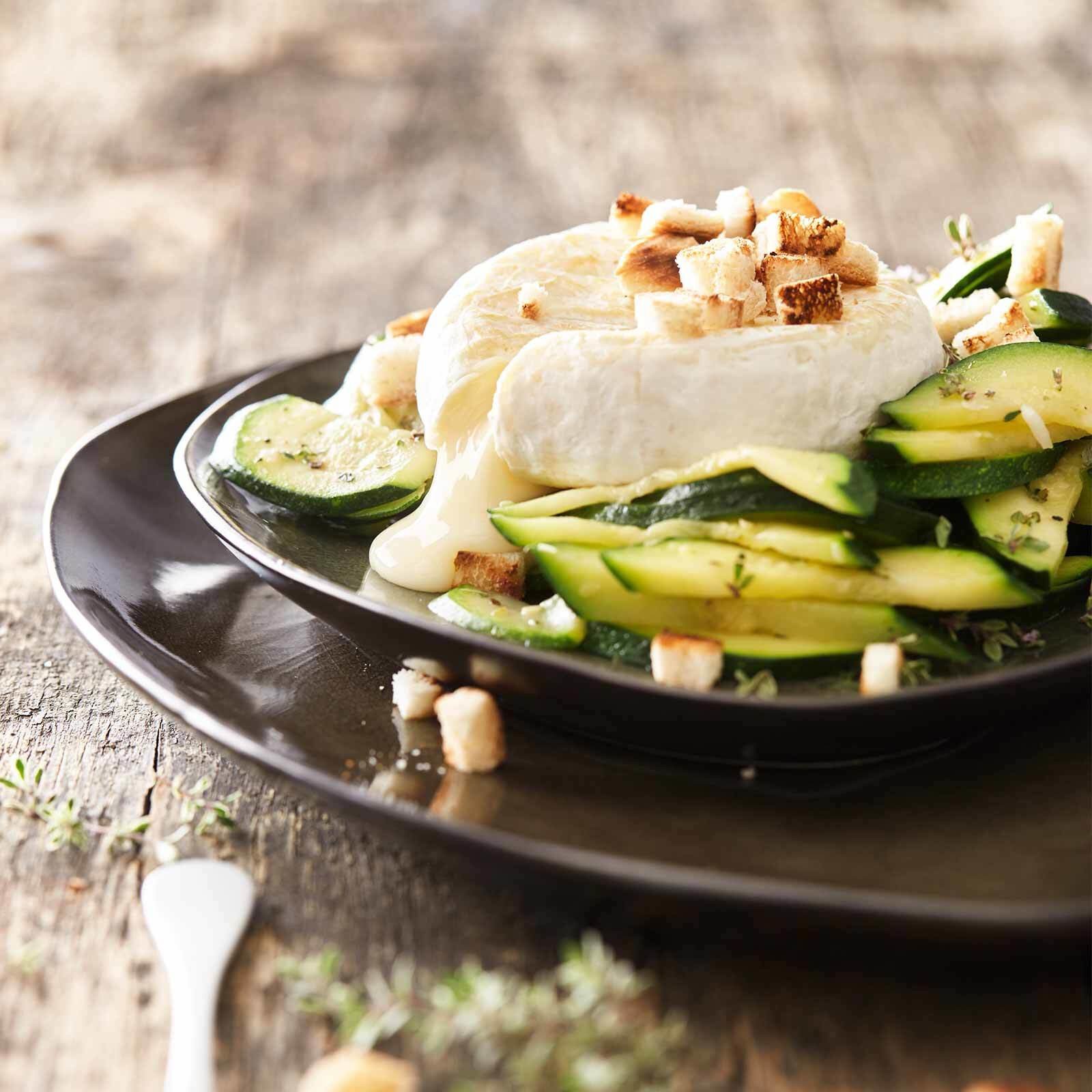 Tomme auf Zucchinigemüse