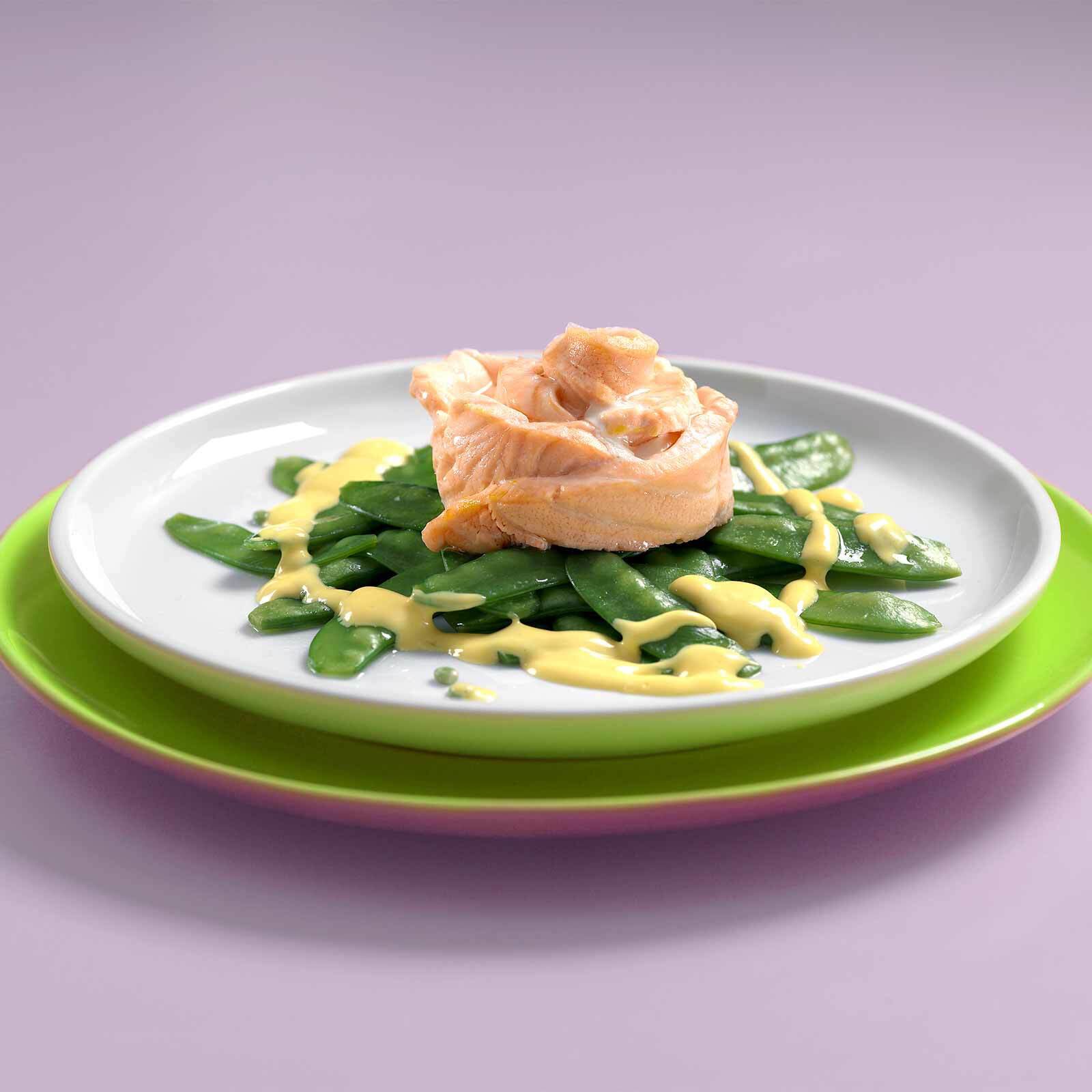 Lachsrose auf Kefen mit Safransauce
