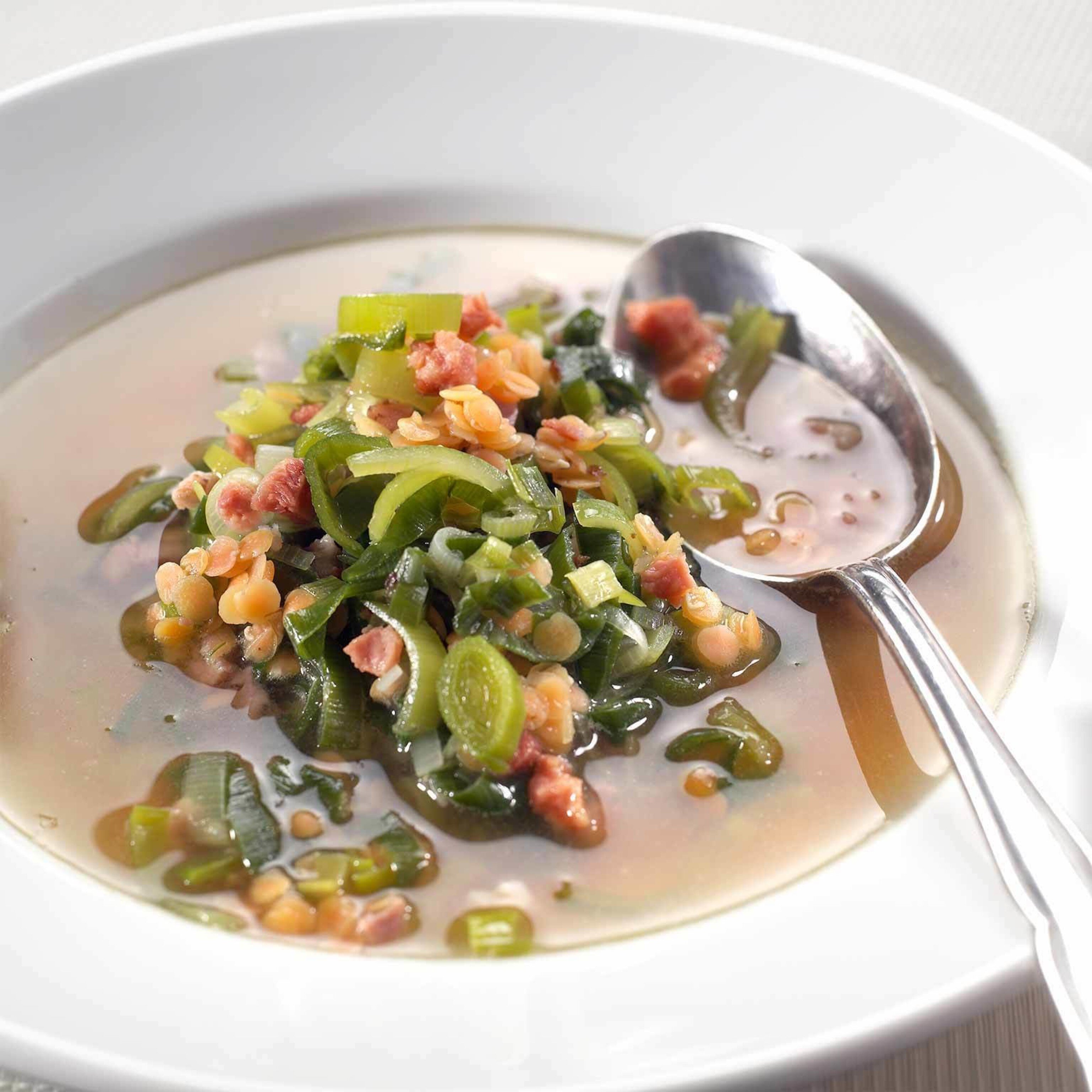 Lauchsuppe mit Speck und Linsen