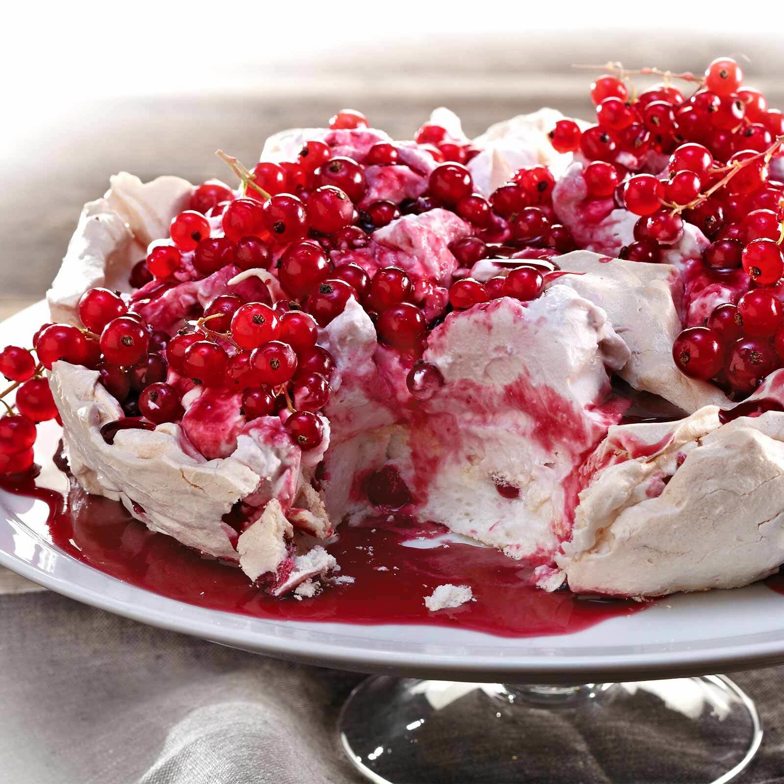 Pavlova mit Johannisbeeren