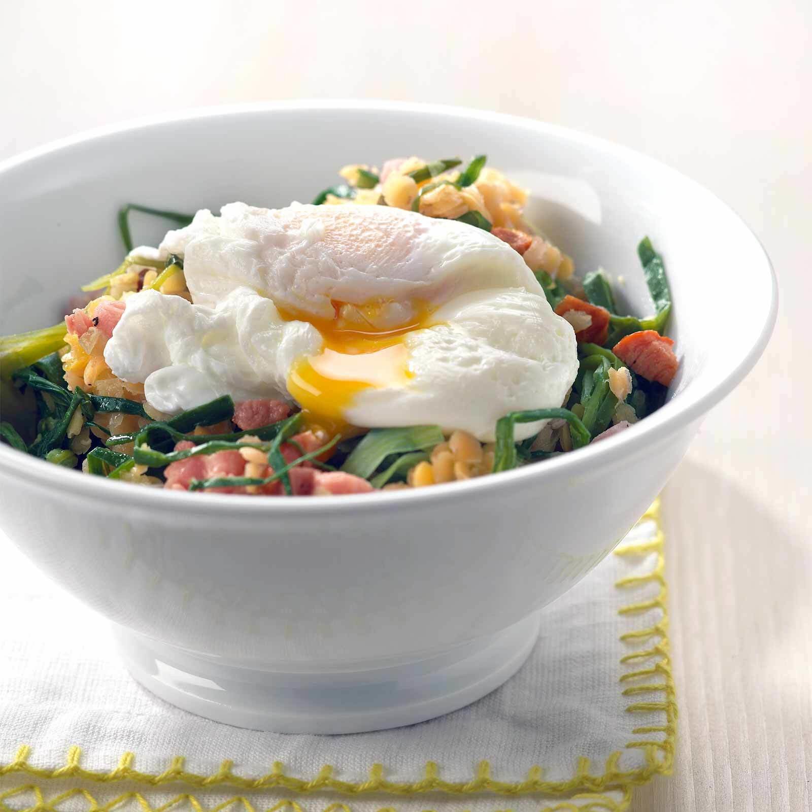 Linsensalat mit pochiertem Ei