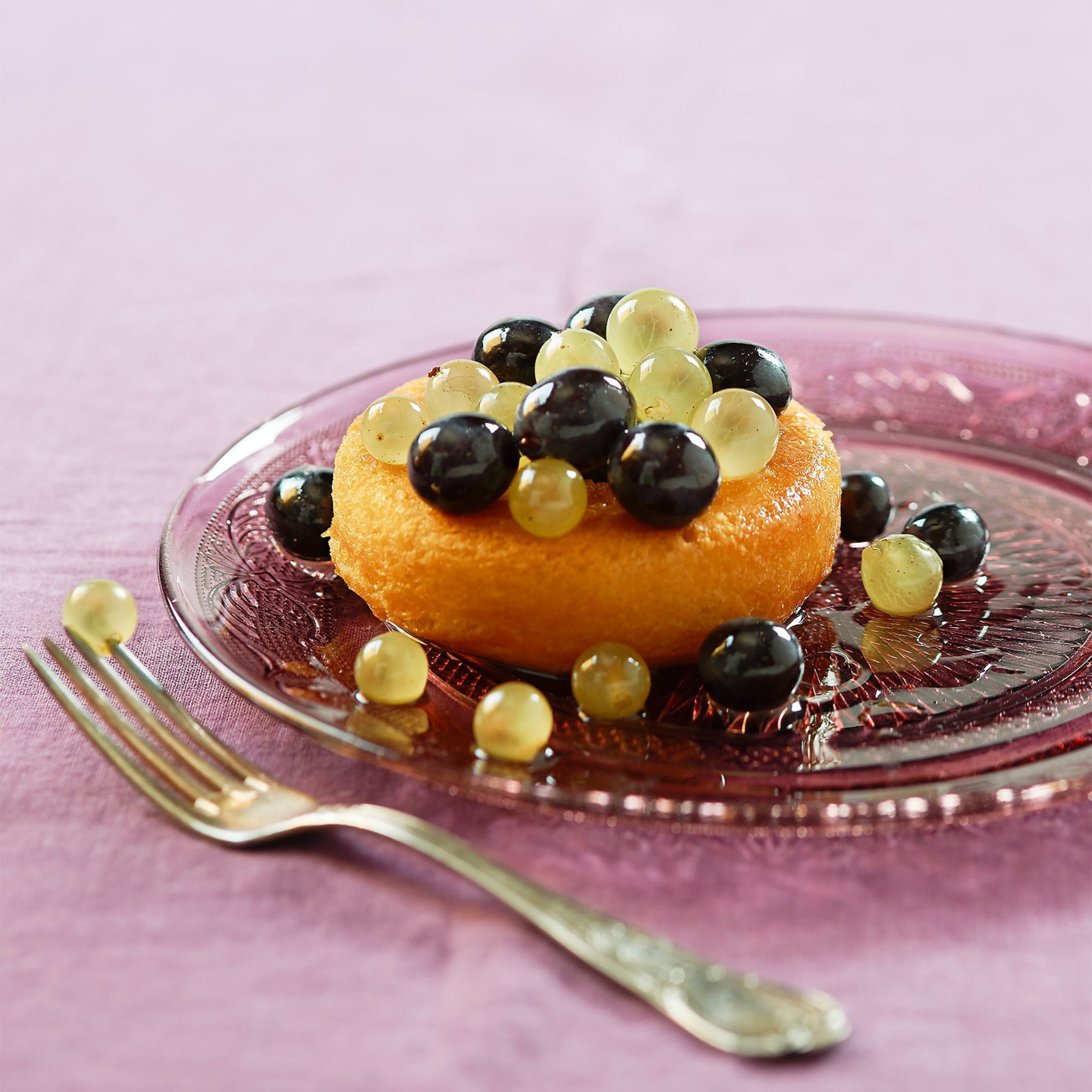 Savarin mit verschiedenen Trauben