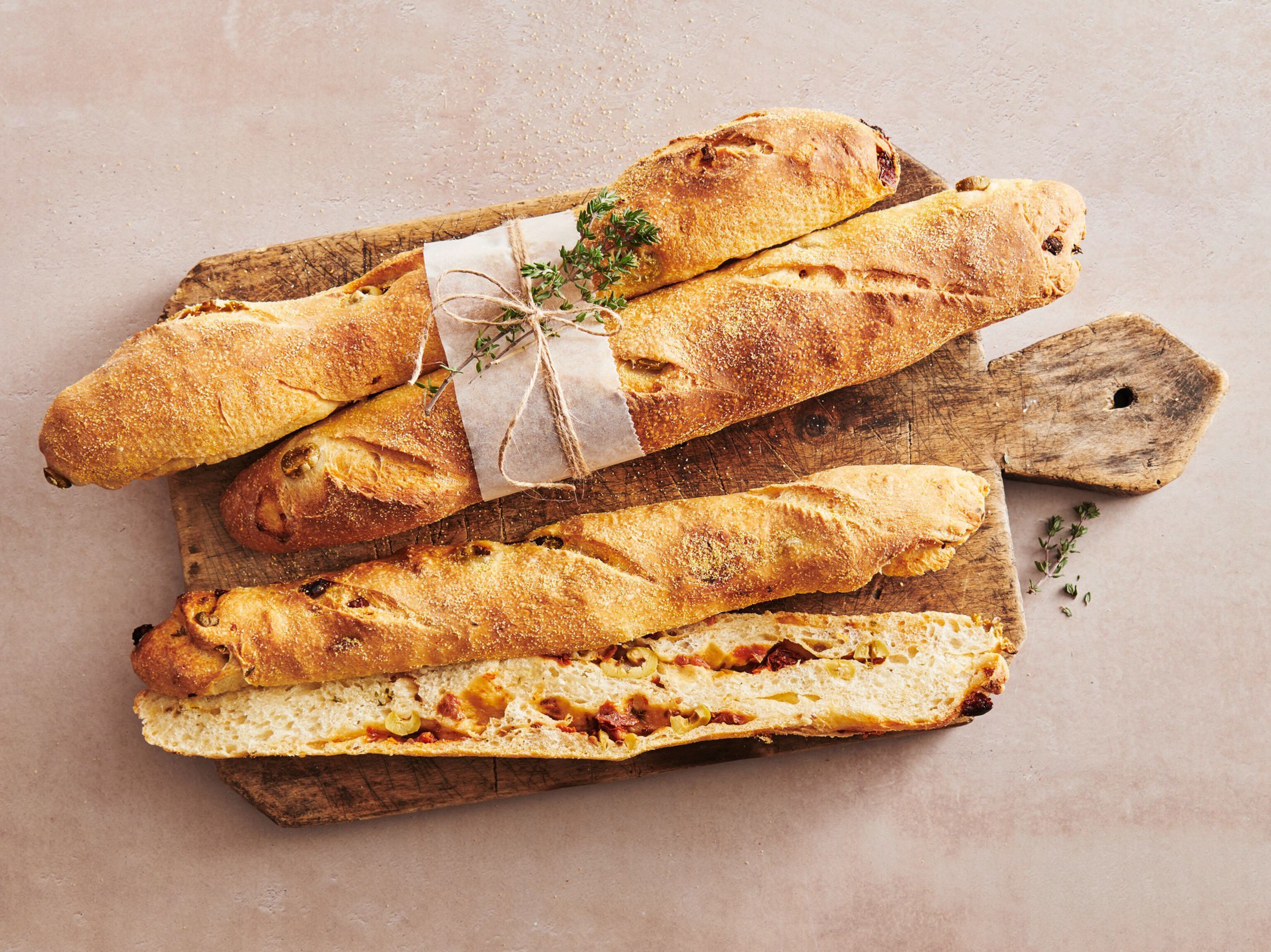 Oliven-Baguette mit Tomaten