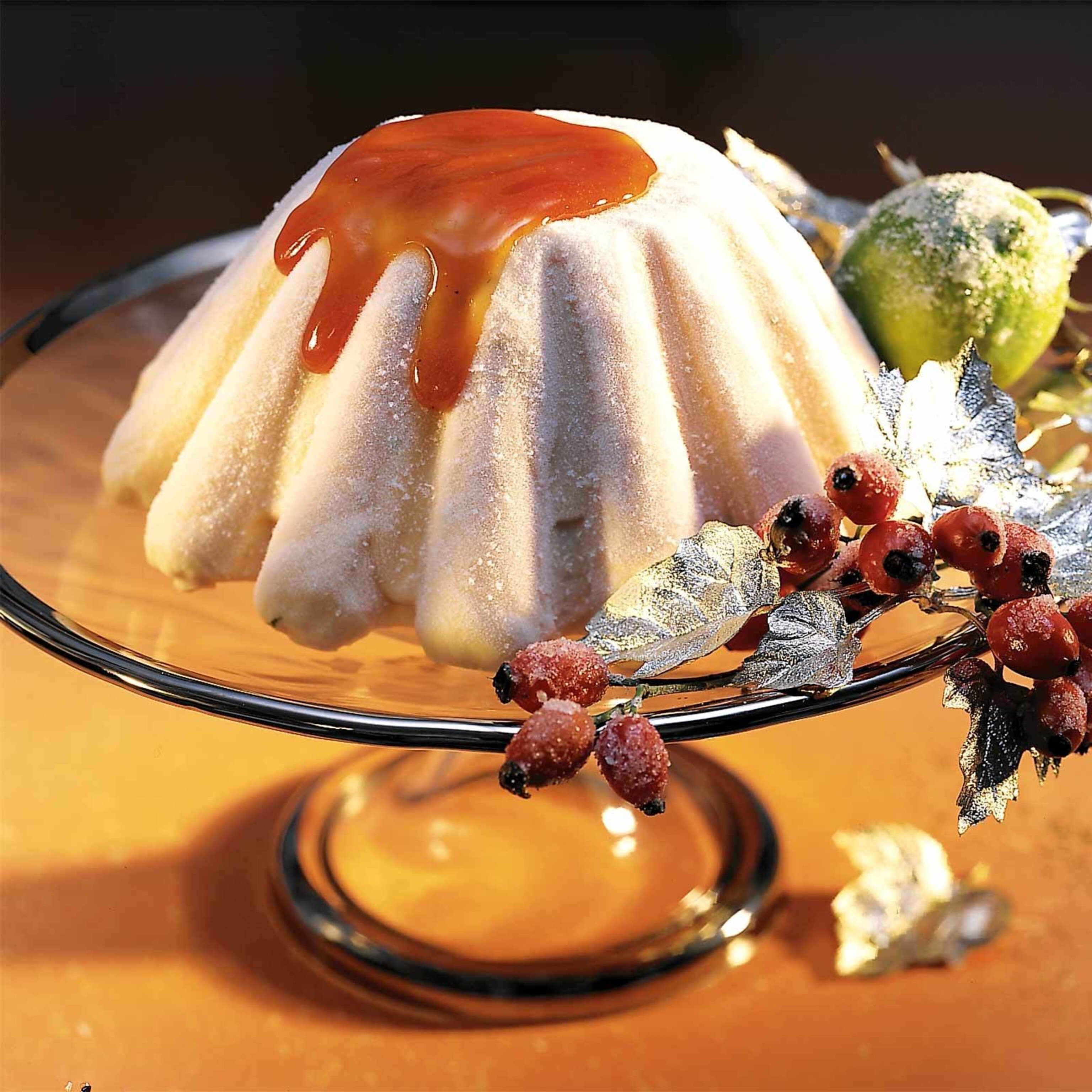 Honig-Joghurt-Glace mit Hagebuttensauce