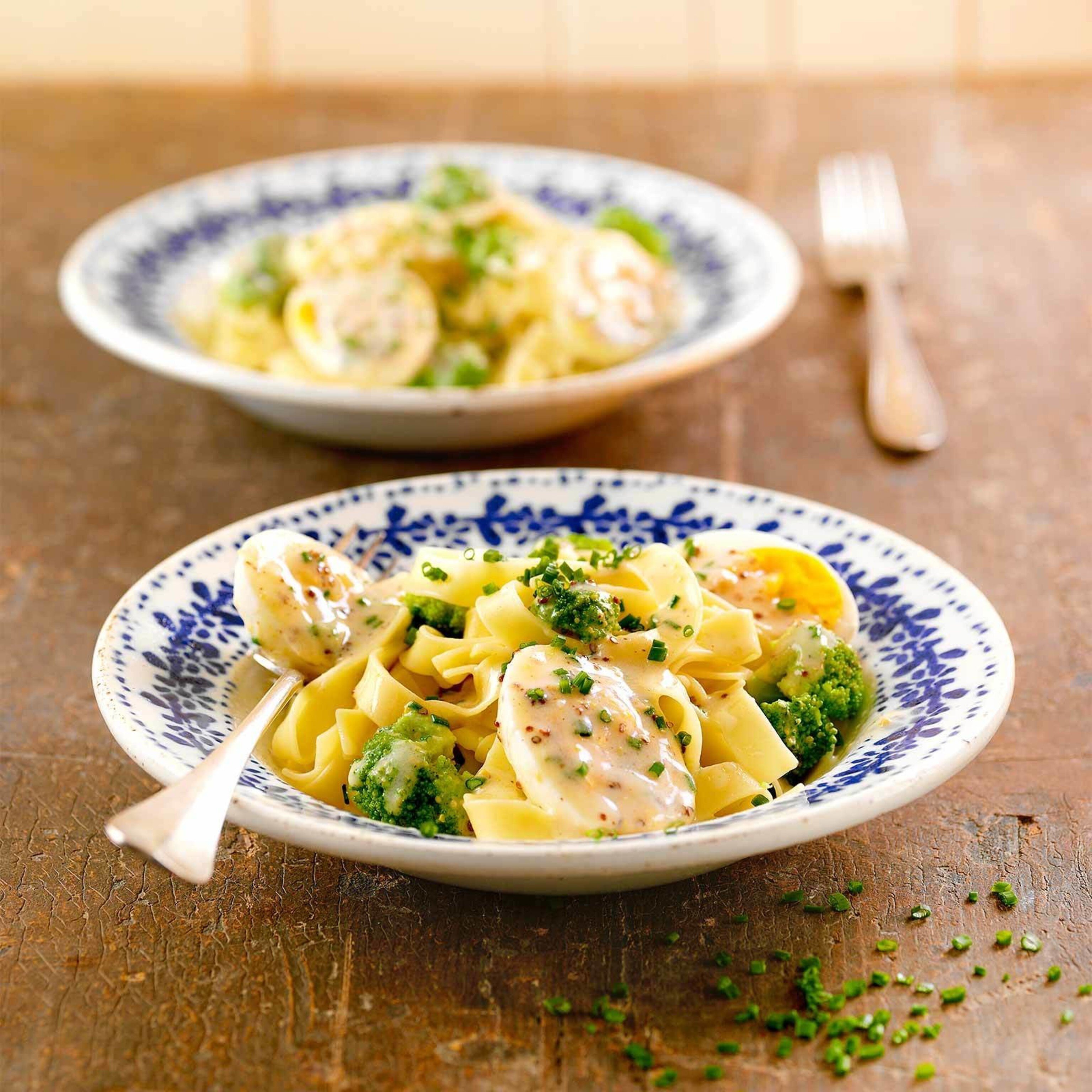 Sauceneier mit Broccoli-Nüdeli