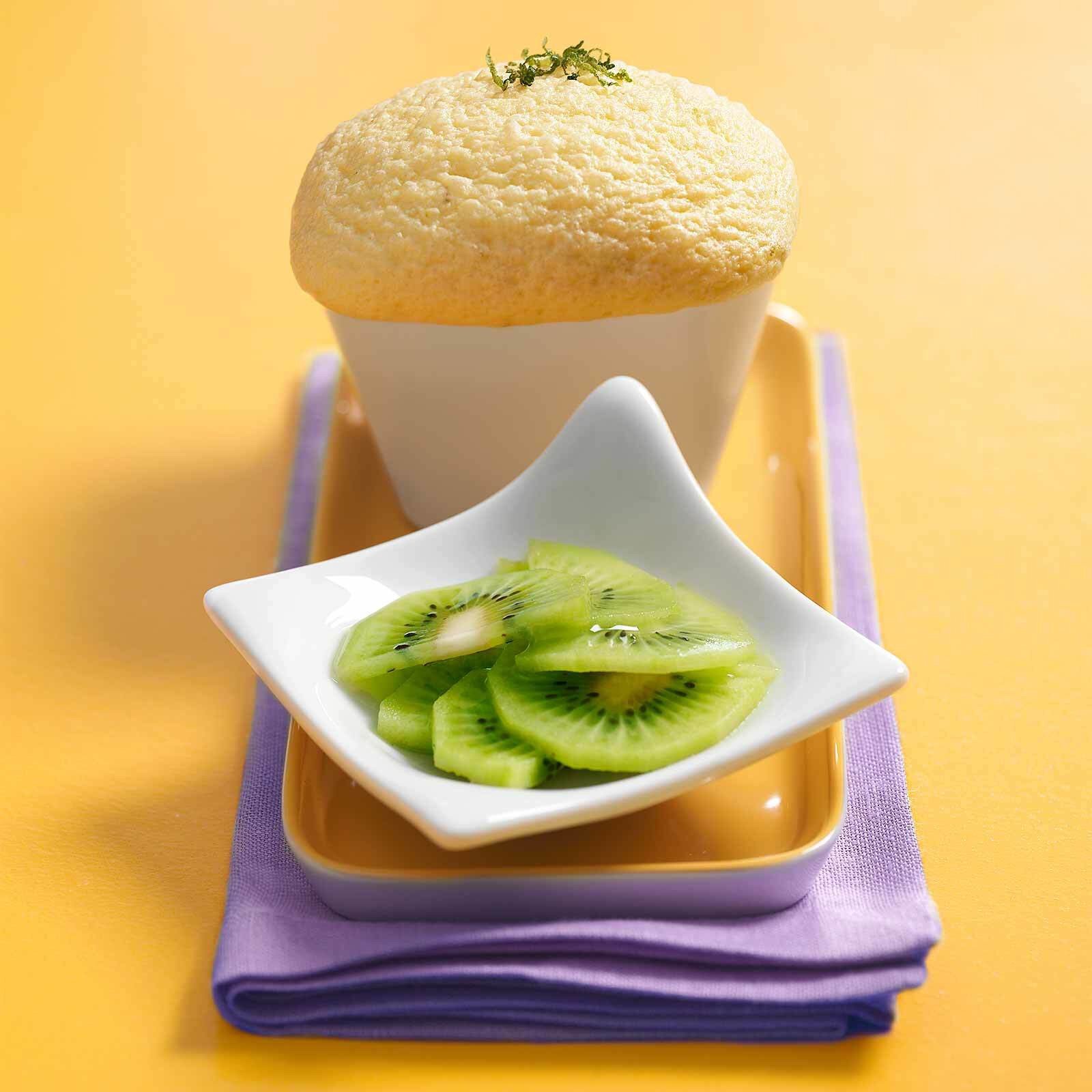 Limetten-Soufflé mit Kiwisalat