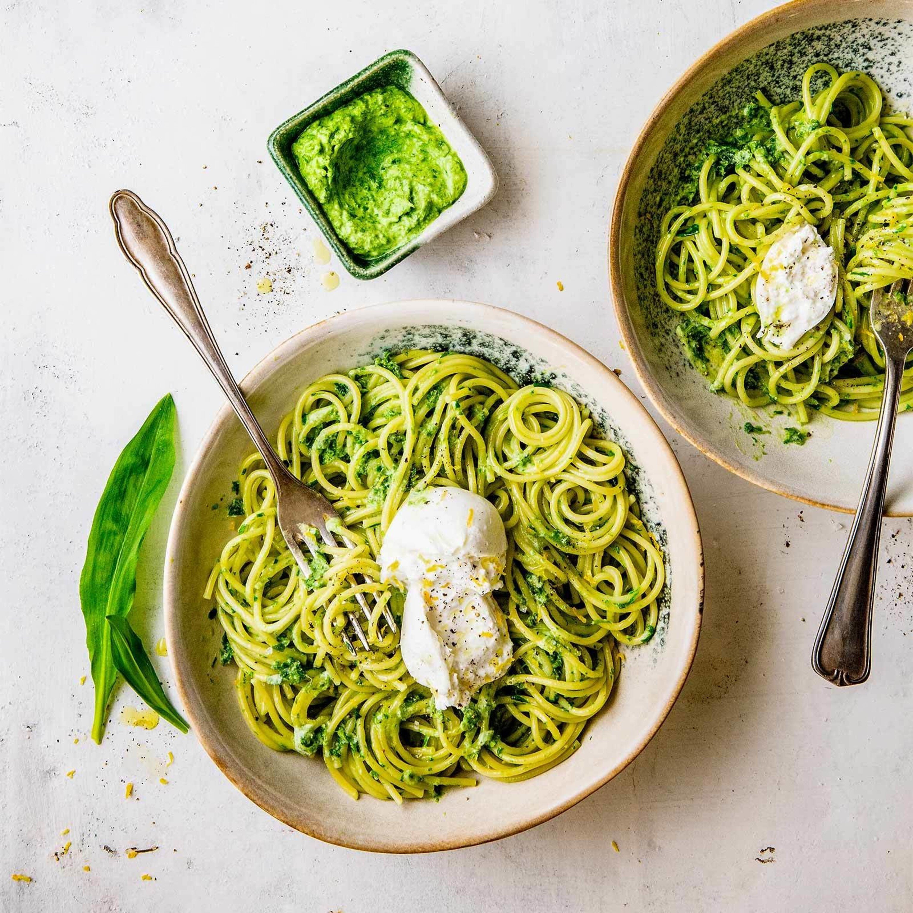 Spaghettis à l’ail des ours et burrata