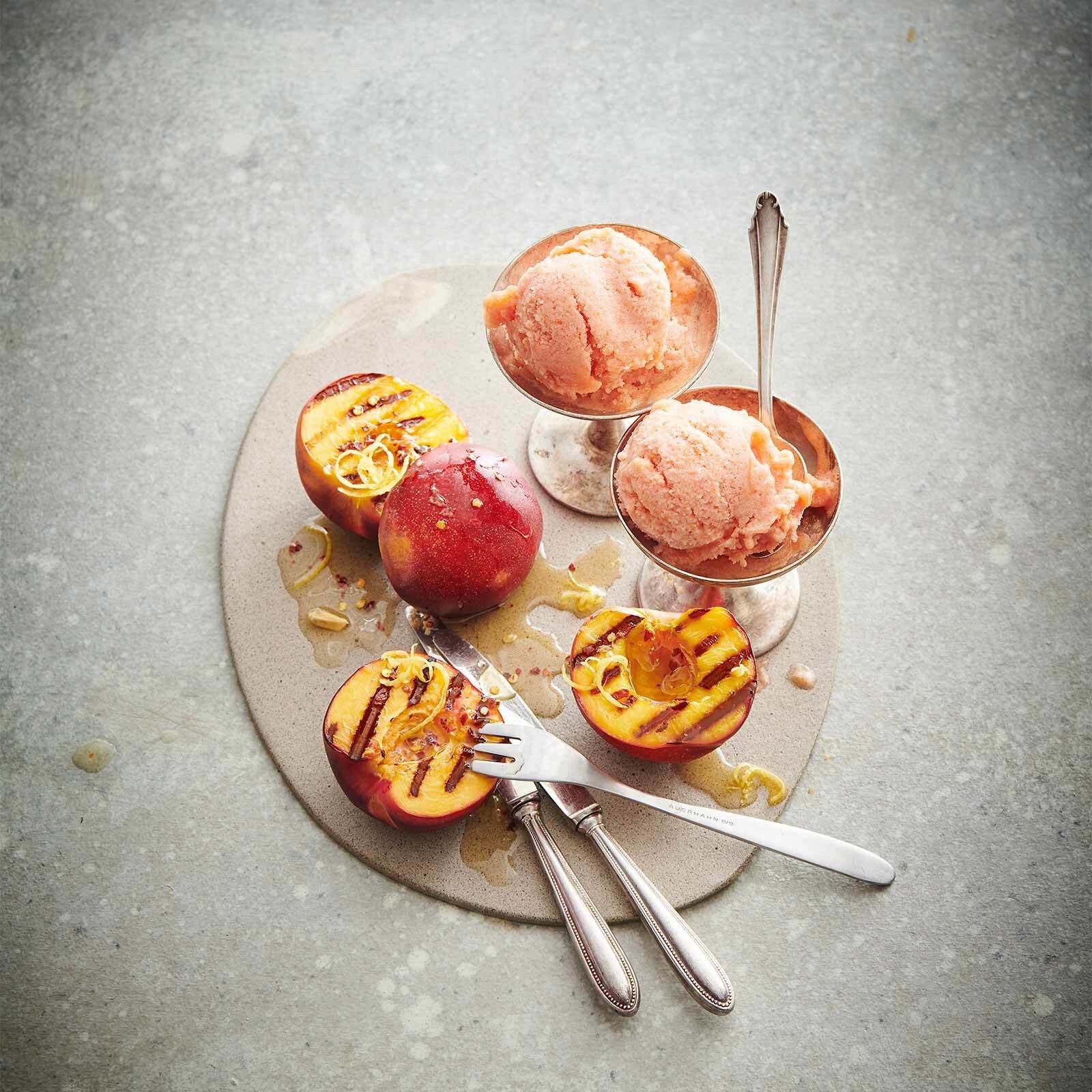 Grillierte Nektarinen mit Sorbet