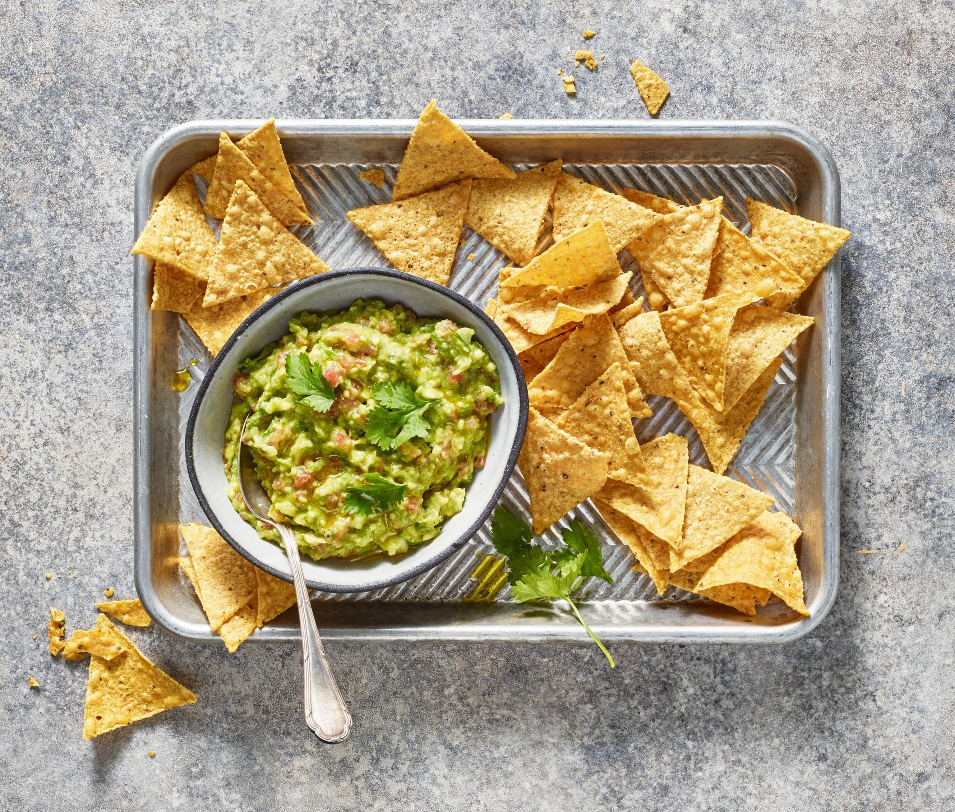 Mexikanische Guacamole mit Tomaten