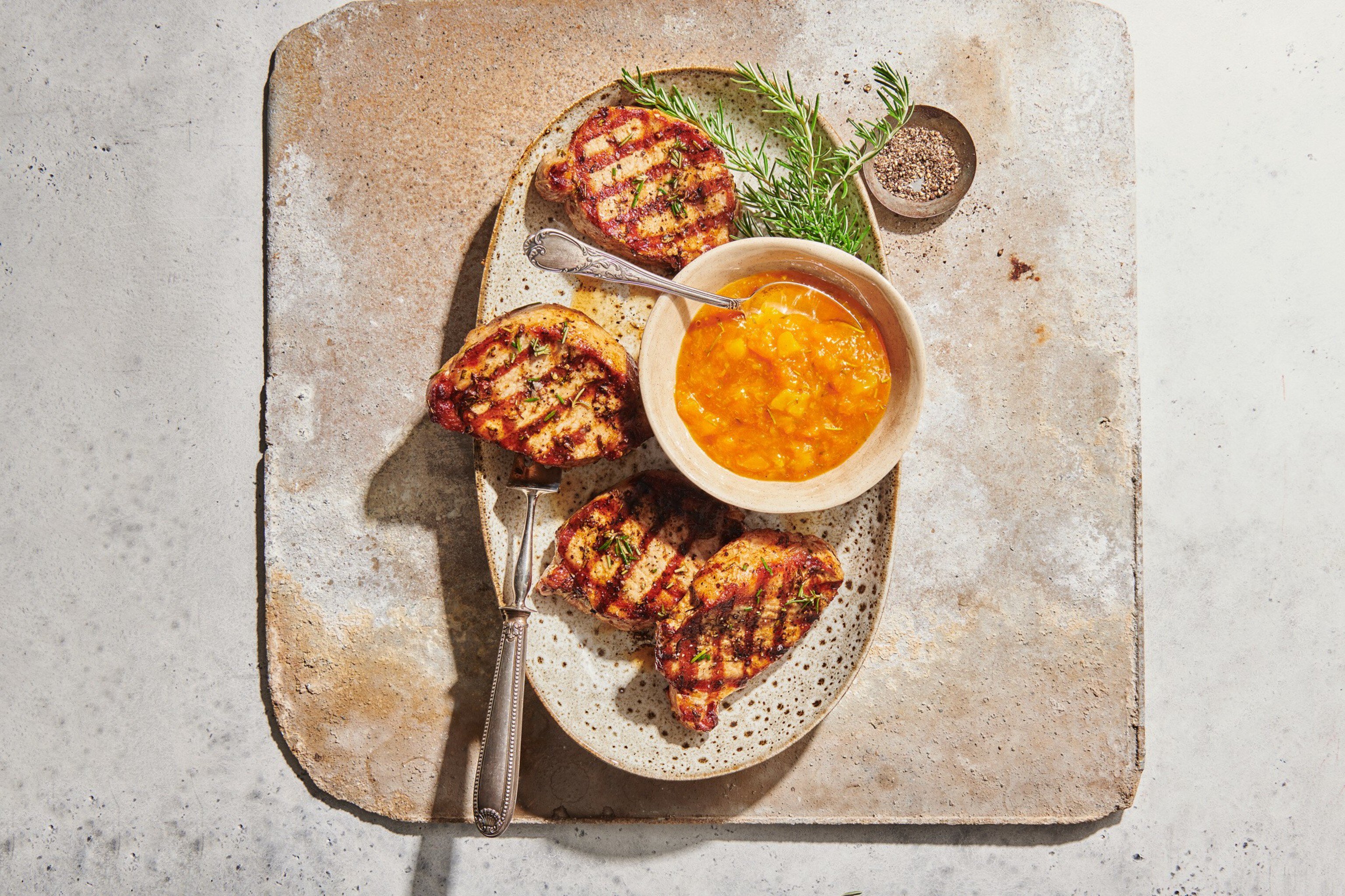 Schweinssteaks mit Aprikosen-Chutney