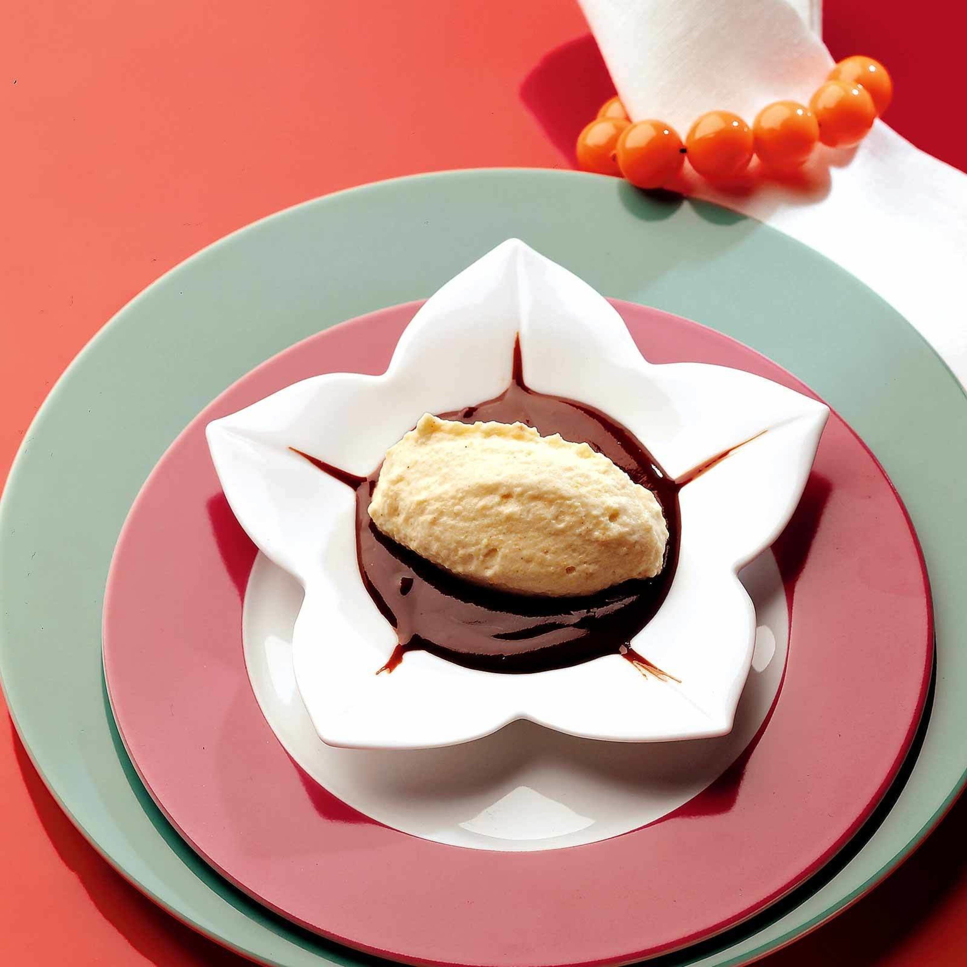 Quittenmousse auf Schokoladespiegel