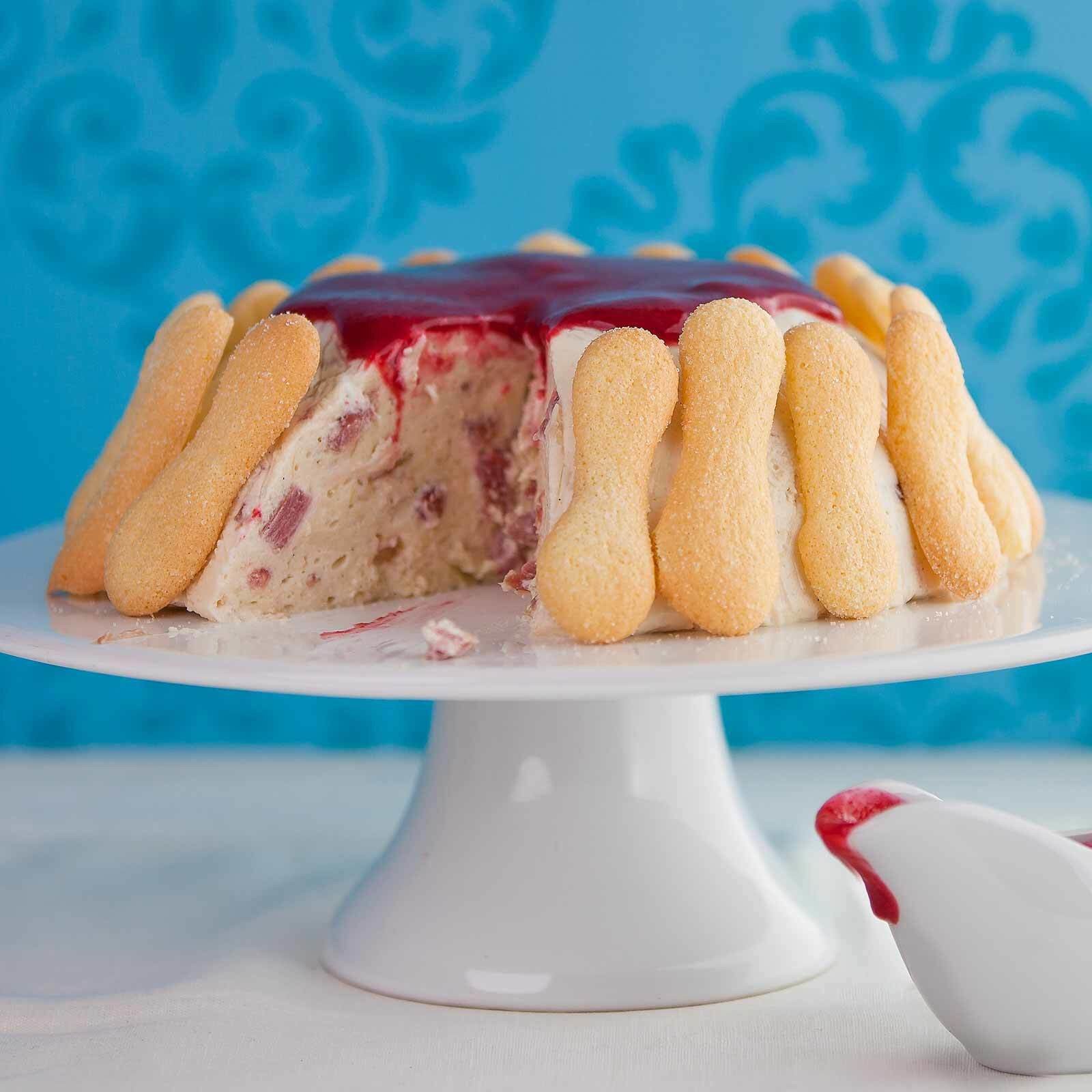 Charlotte à la rhubarbe et coulis de framboise
