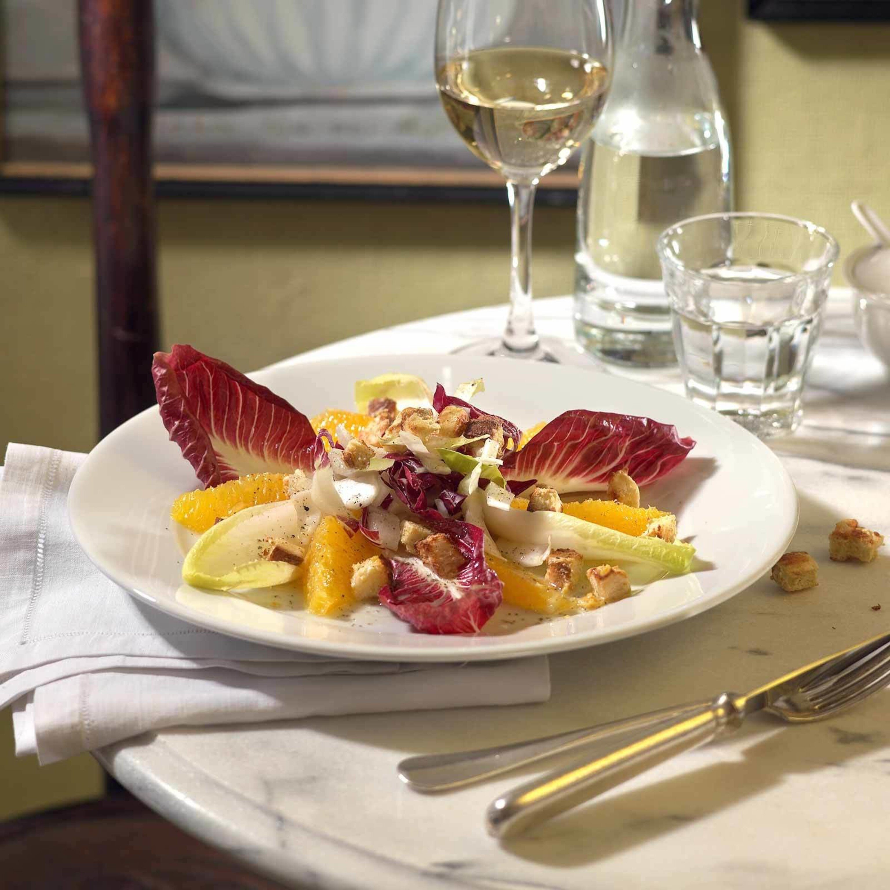 Orangen-Chicorée-Salat mit Senfcroûtons
