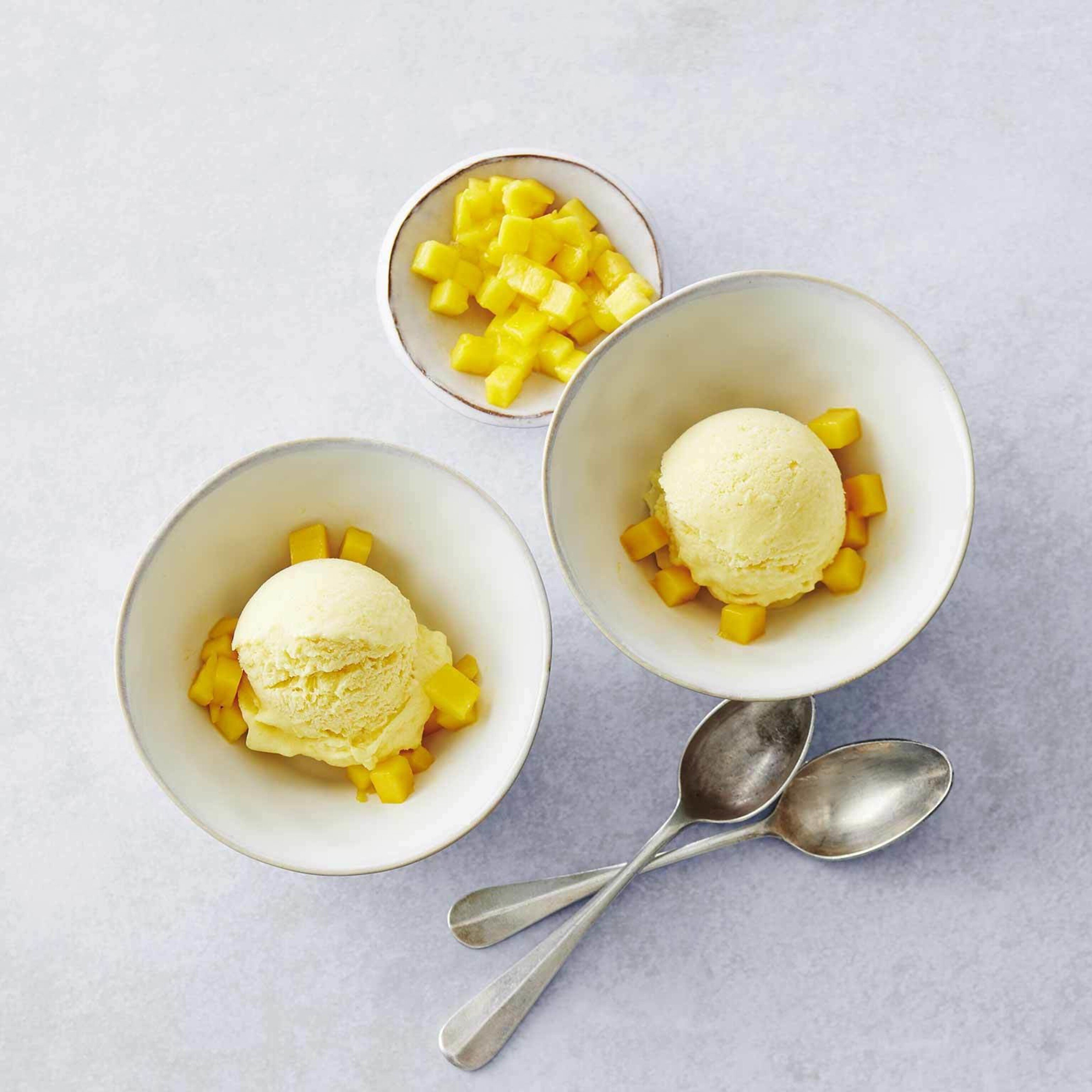 Glace mangue-crème acidulée