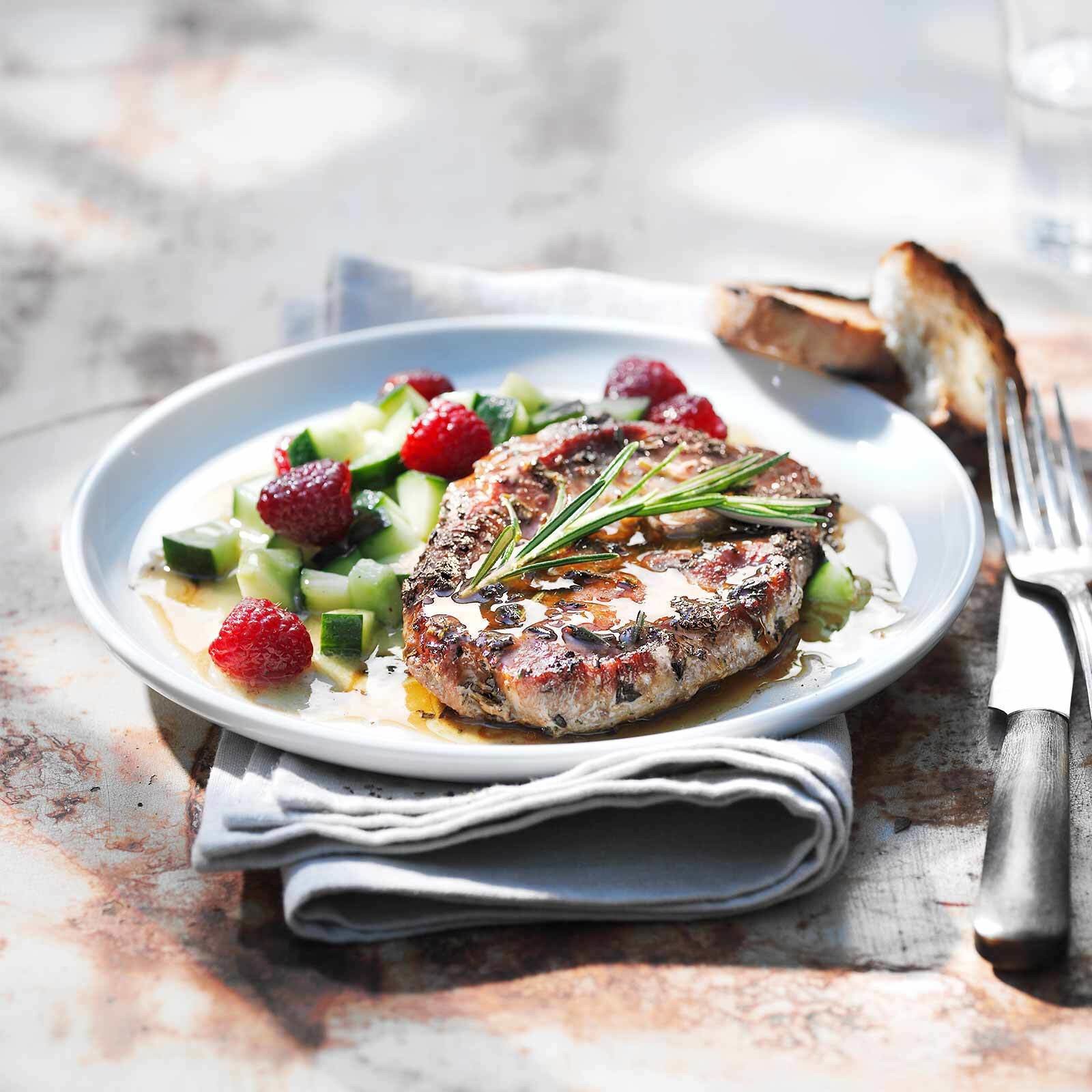 Schweinshalssteak mit süss-saurem Gurkensalat