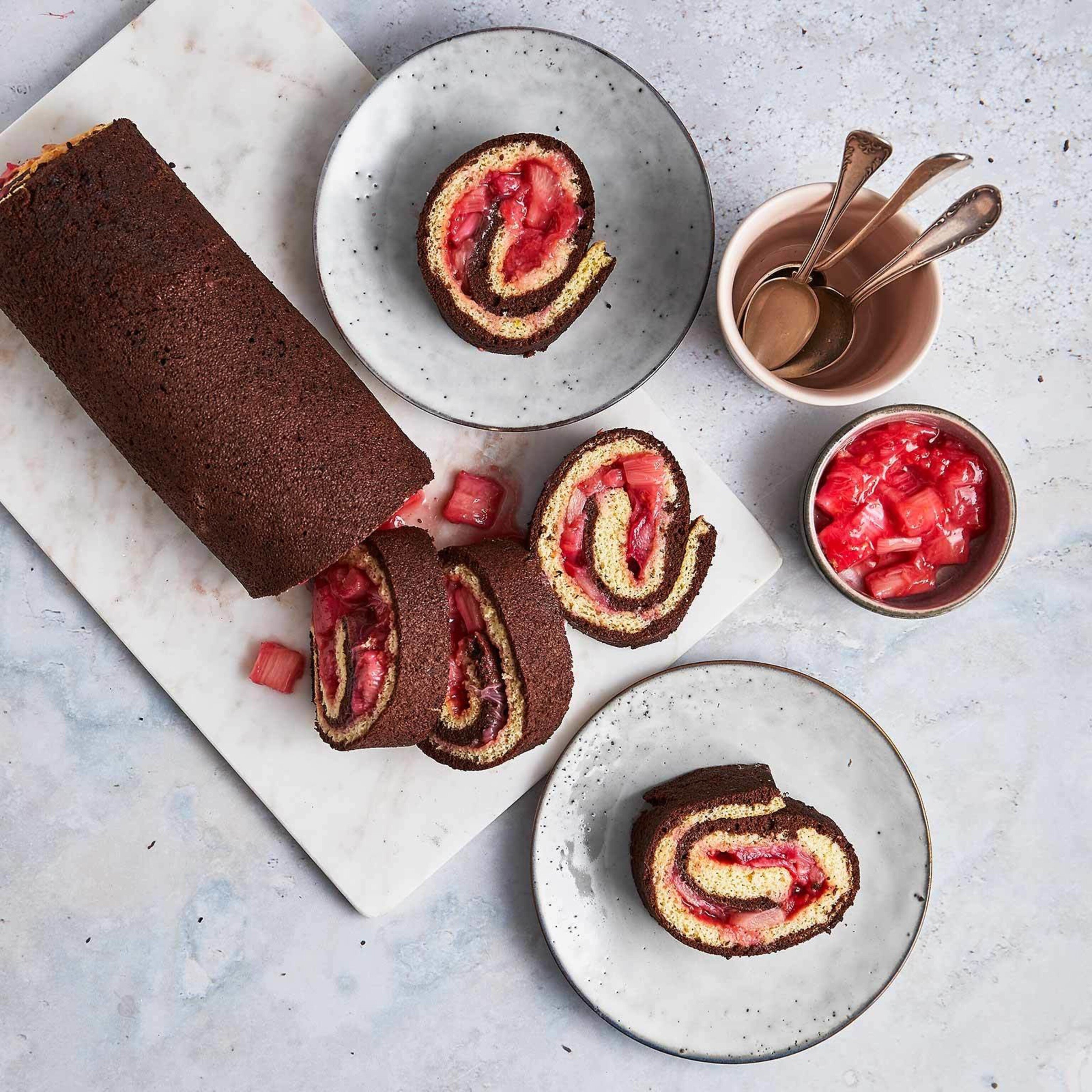 Zweifarbige Rhabarberroulade