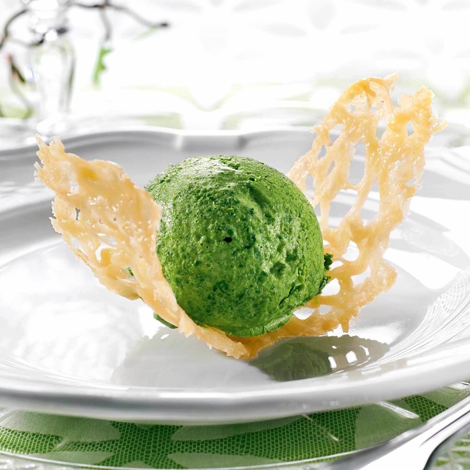 Bärlauchglace auf Käse-Chip