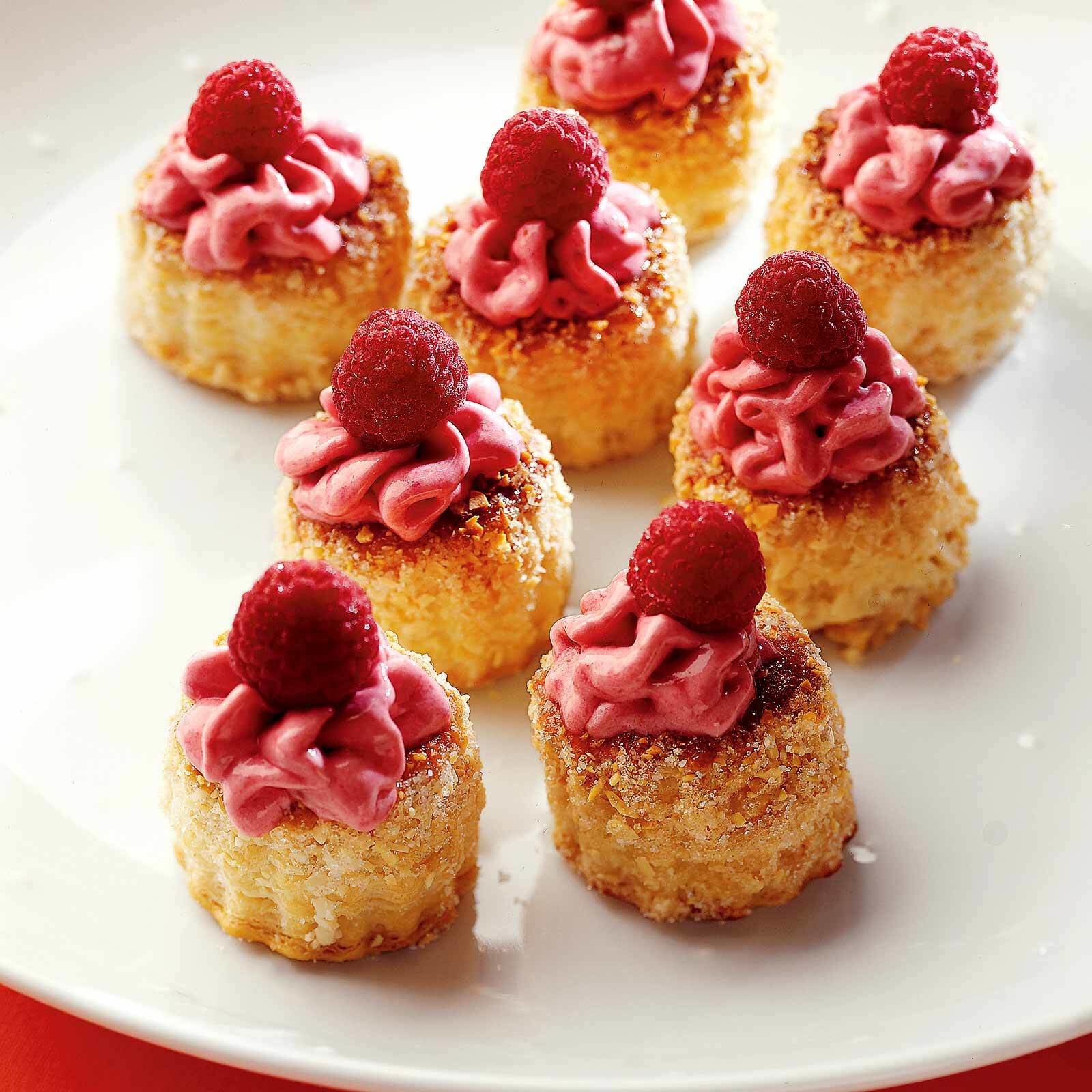 Himbeerglace im Krokantpastetli