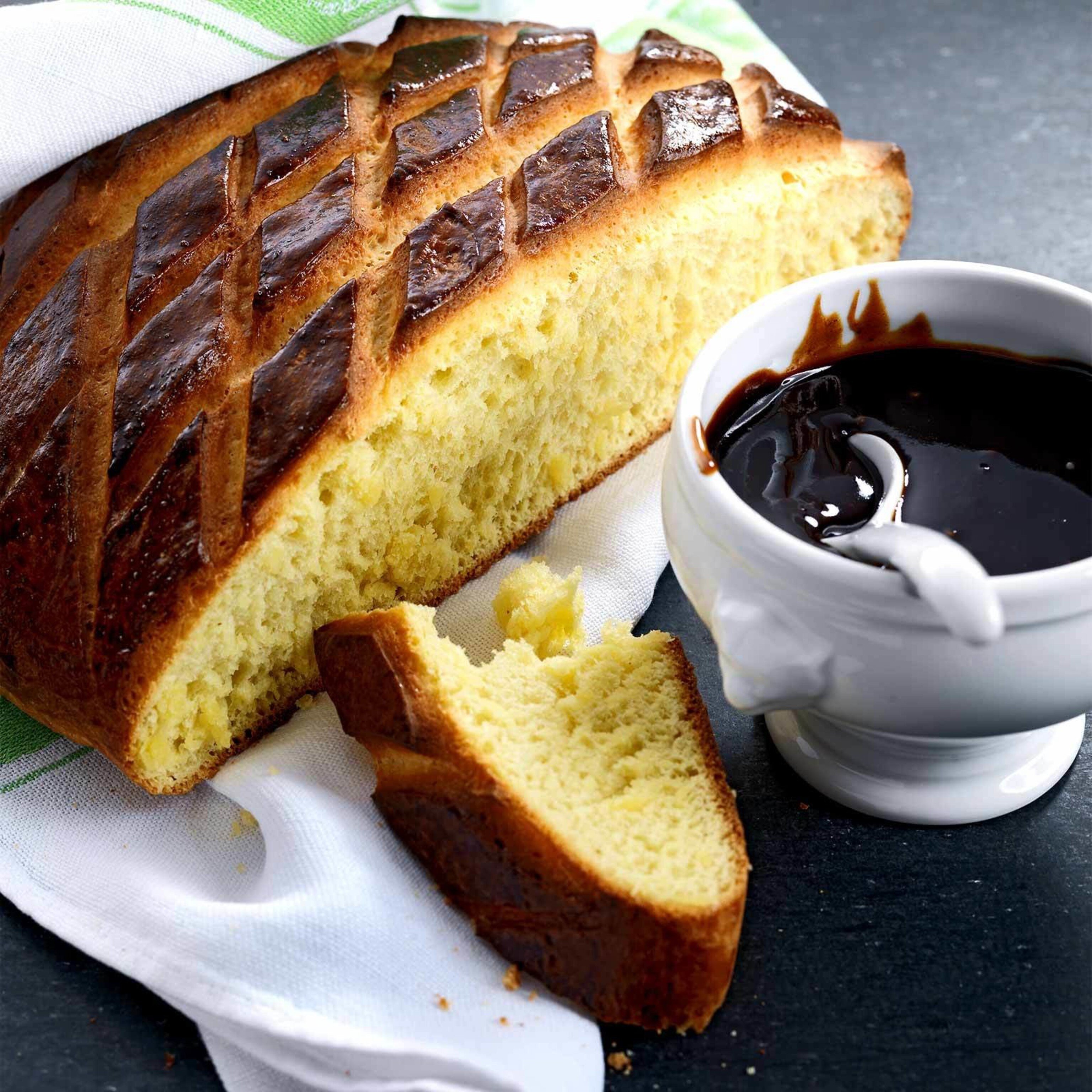 Safranbrot (Cuchaule) mit Bénichon-Senf