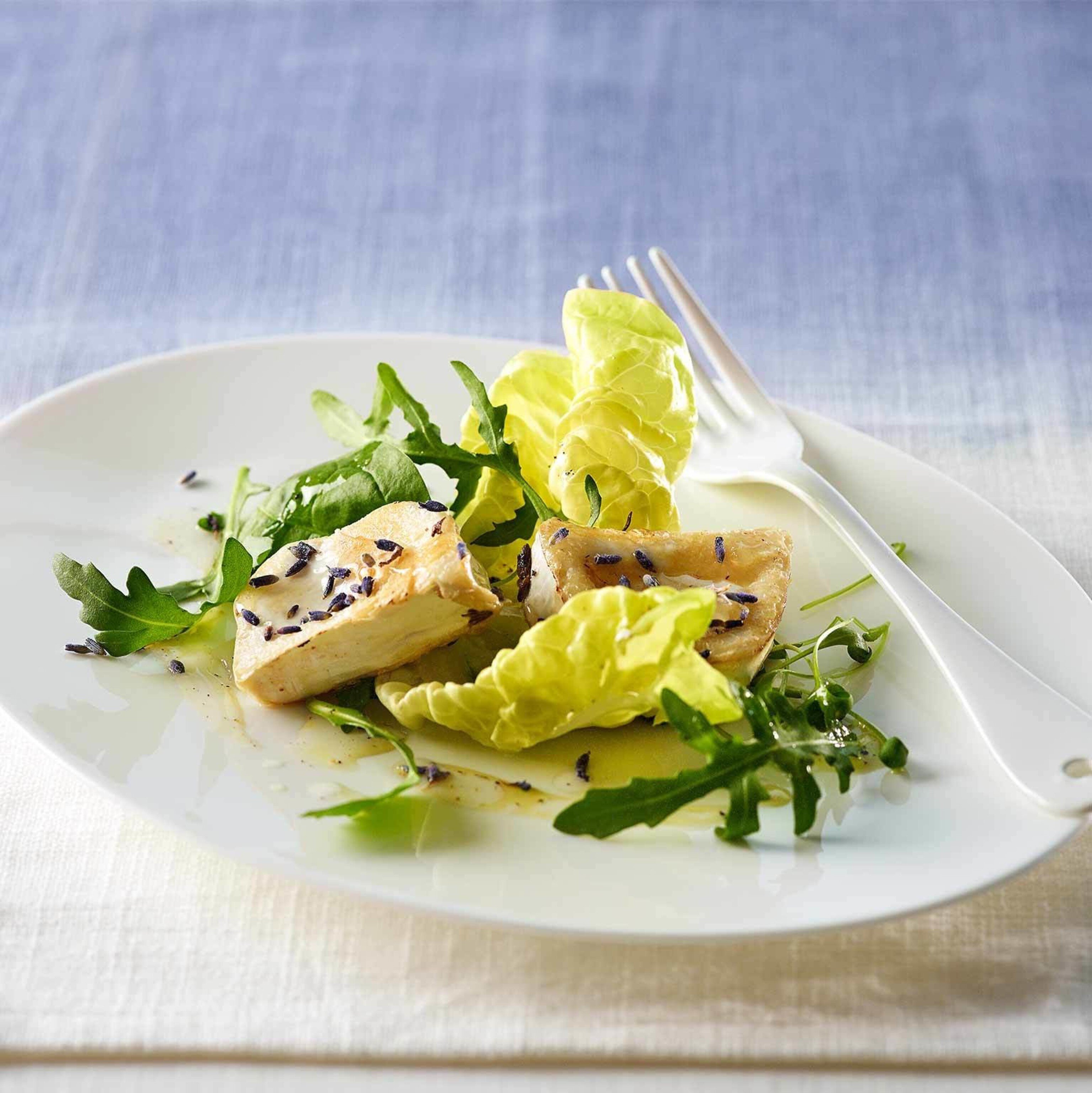 Gebratener Ziegenfrischkäse mit Lavendel