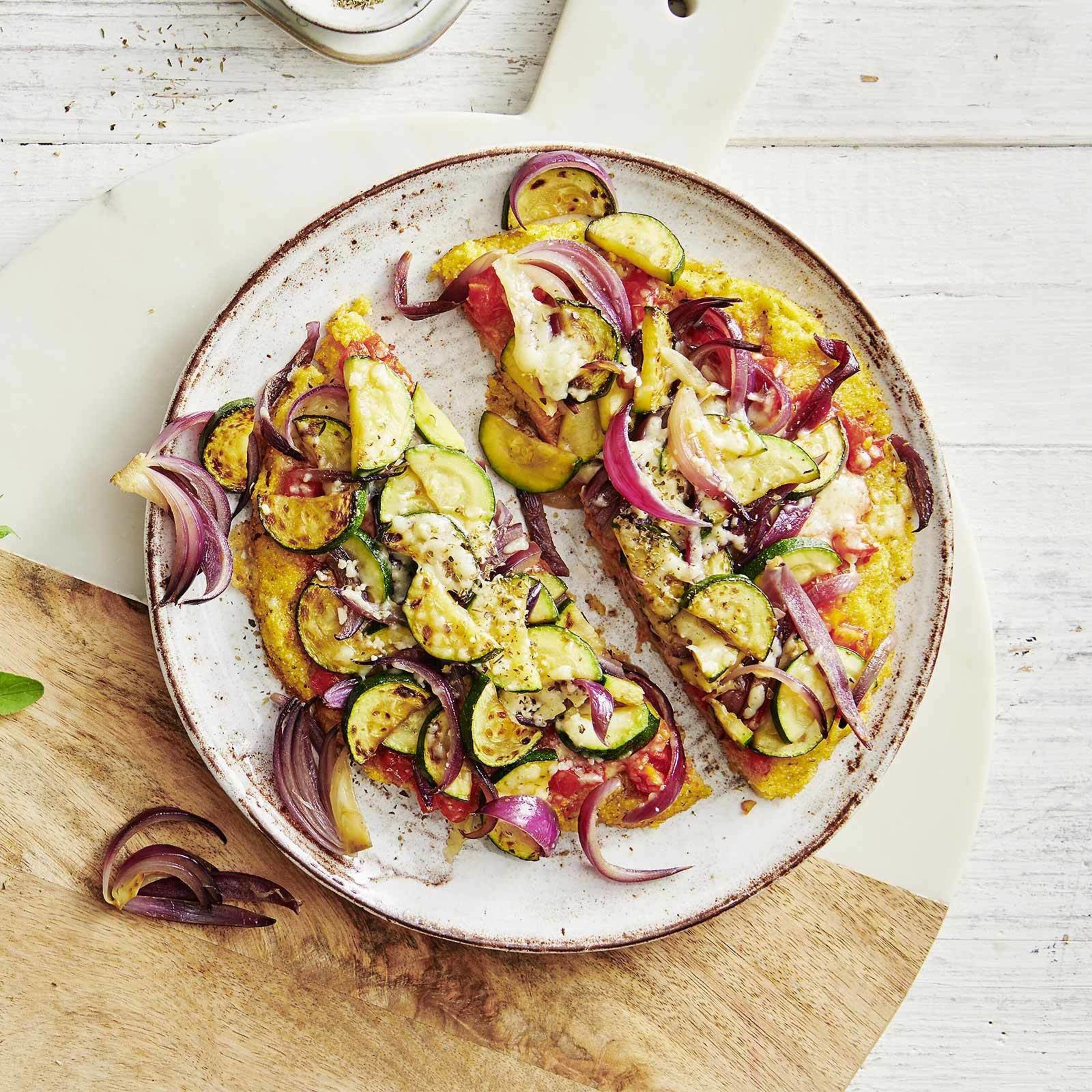 Polenta-Pizza mit Zucchini