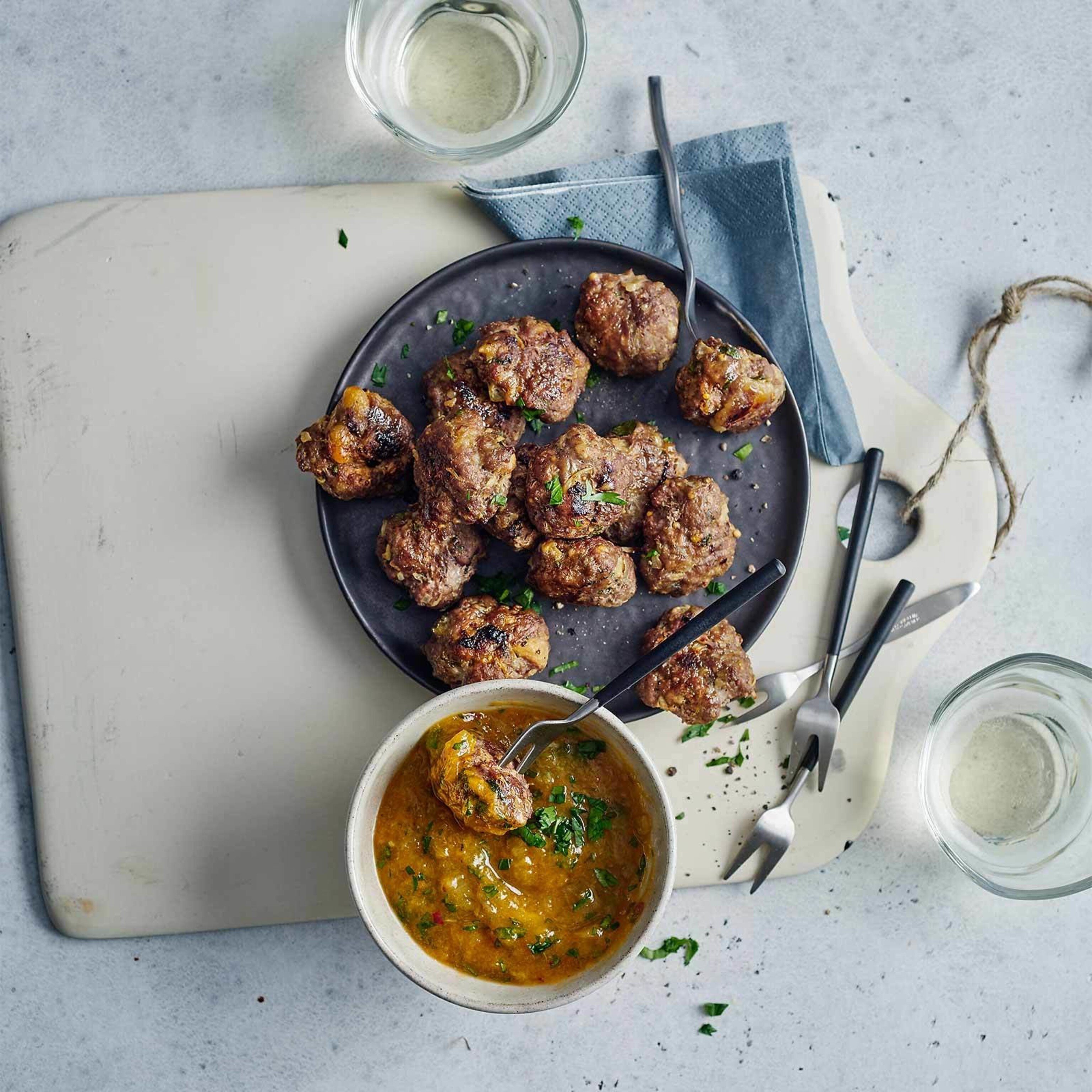 Hackbällchen vom Blech mit Aprikosen-Chutney