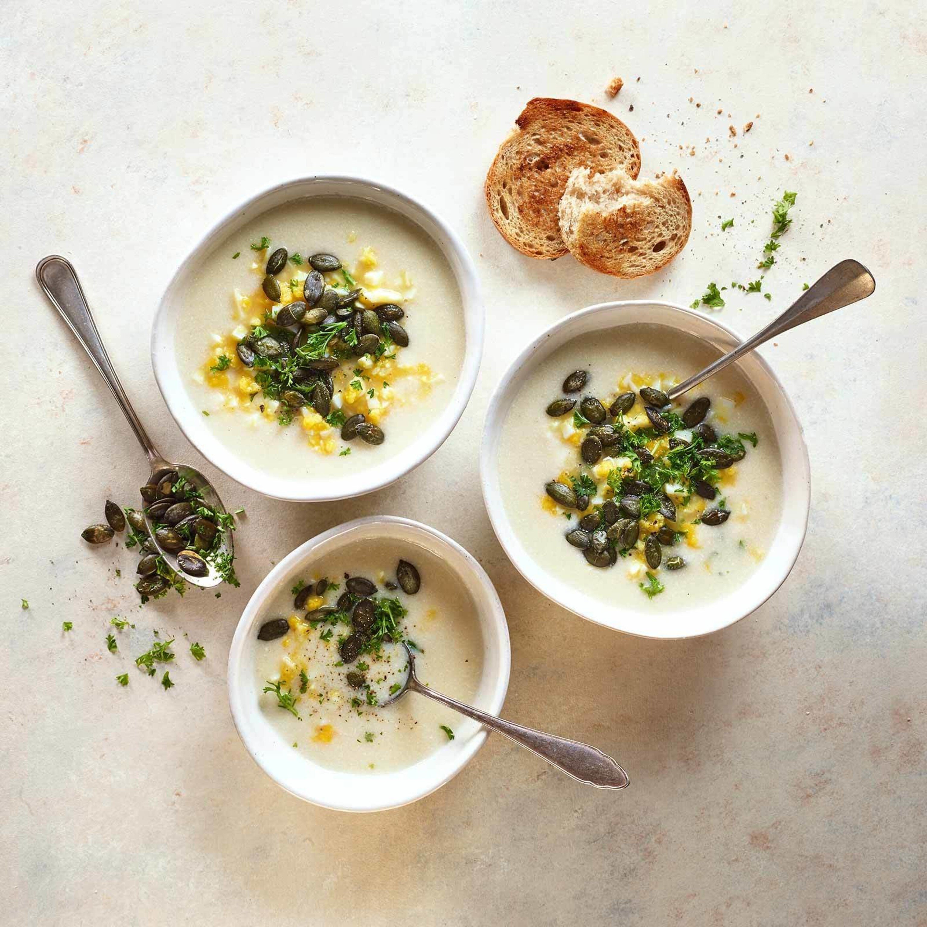 Blumenkohlsuppe mit Ei-Streuseln