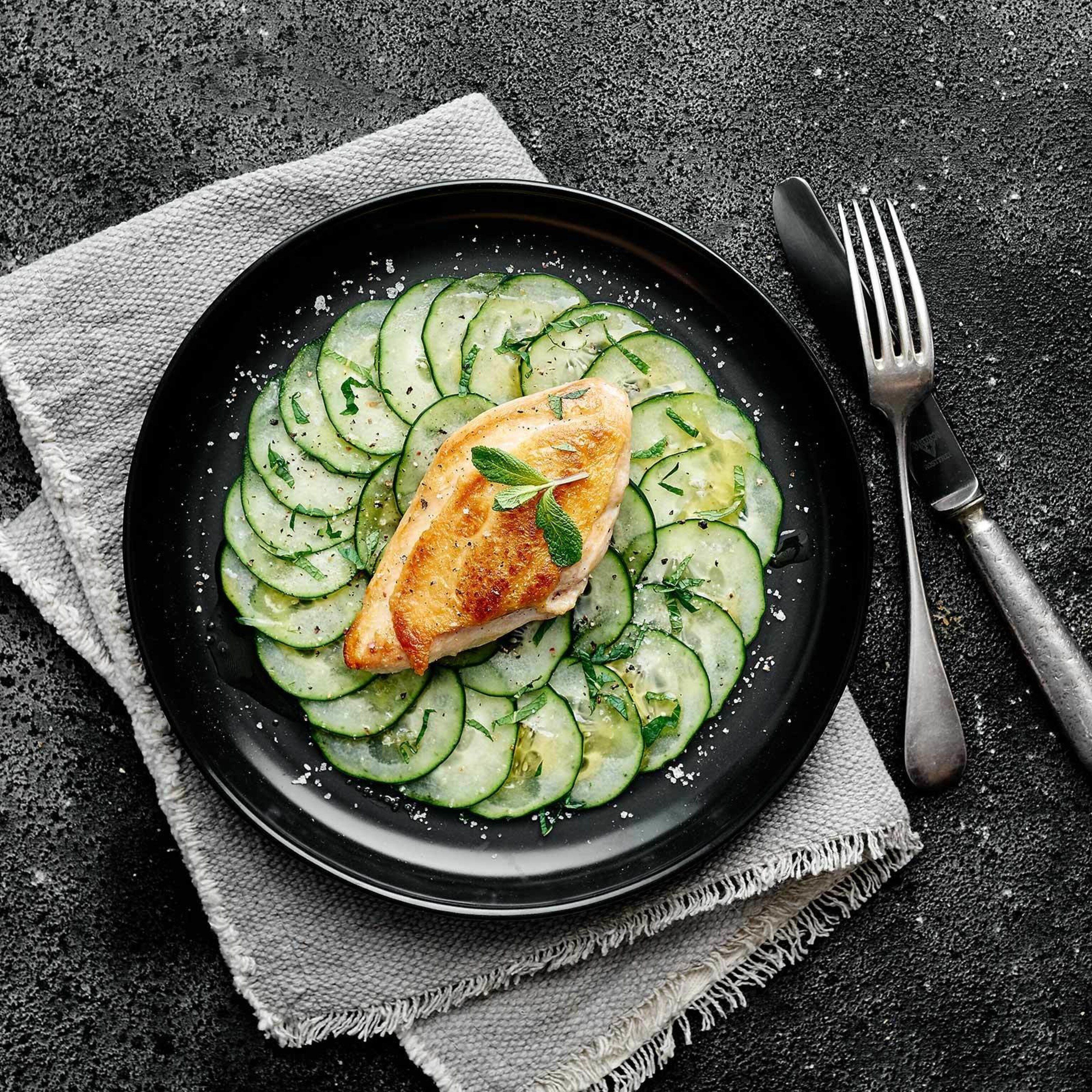 Gebratene Maispoularde auf Gurkencarpaccio