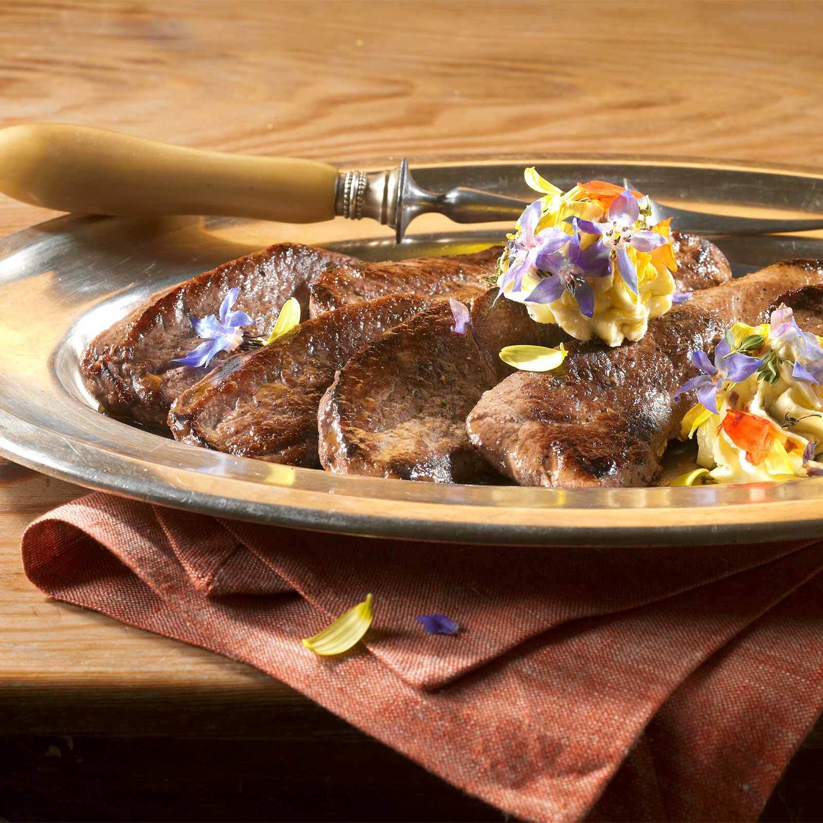 Flambierte Rehschnitzel mit Blütenbutter