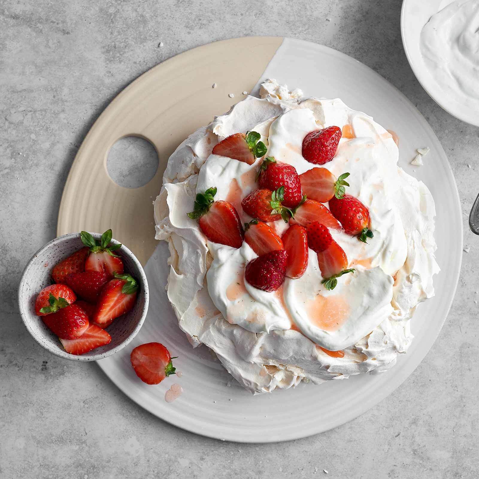 Pavlova mit Erdbeeren