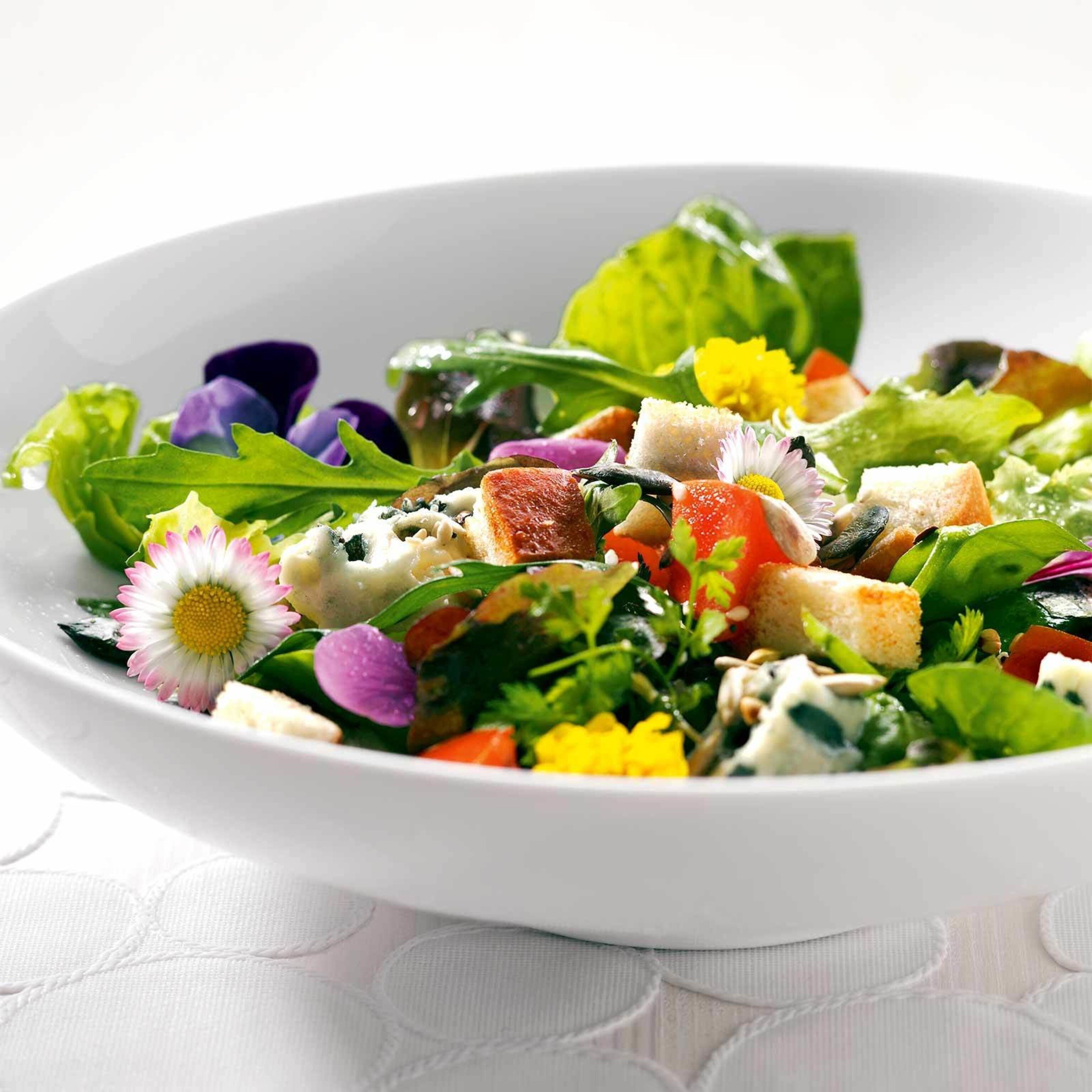 Blattsalat mit Käse und Blüten