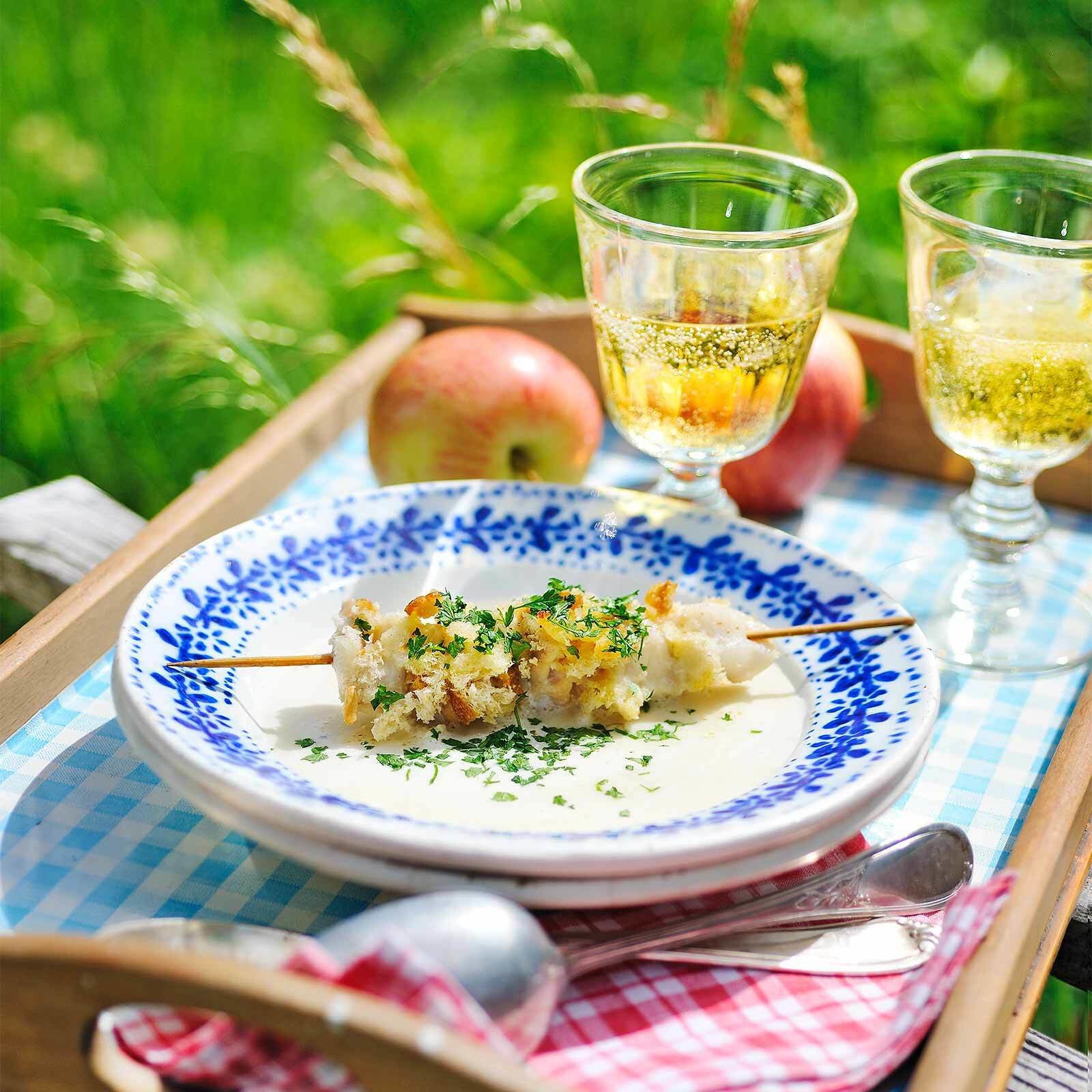 Weissweinsuppe mit Fischspiessli