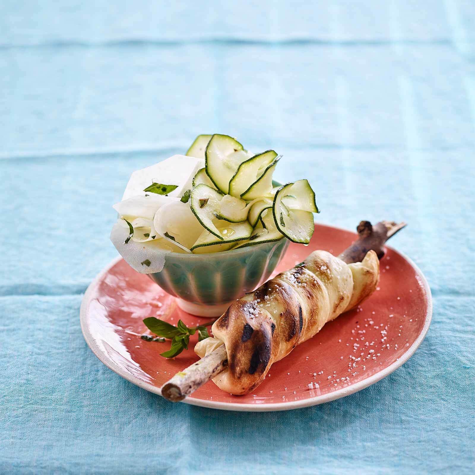 Kohlrabi-Zucchini-Salat mit Schlangenbrot