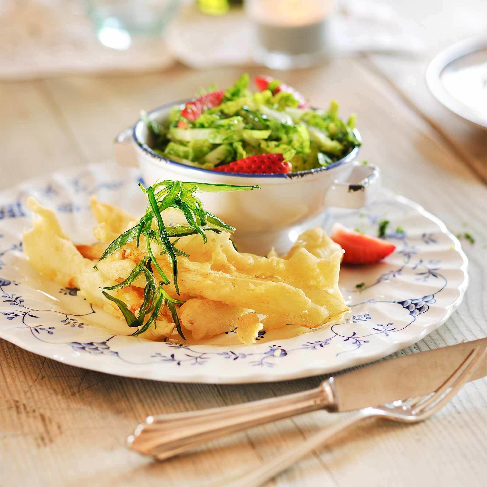 Spargel-Tempura mit Lattichsalat