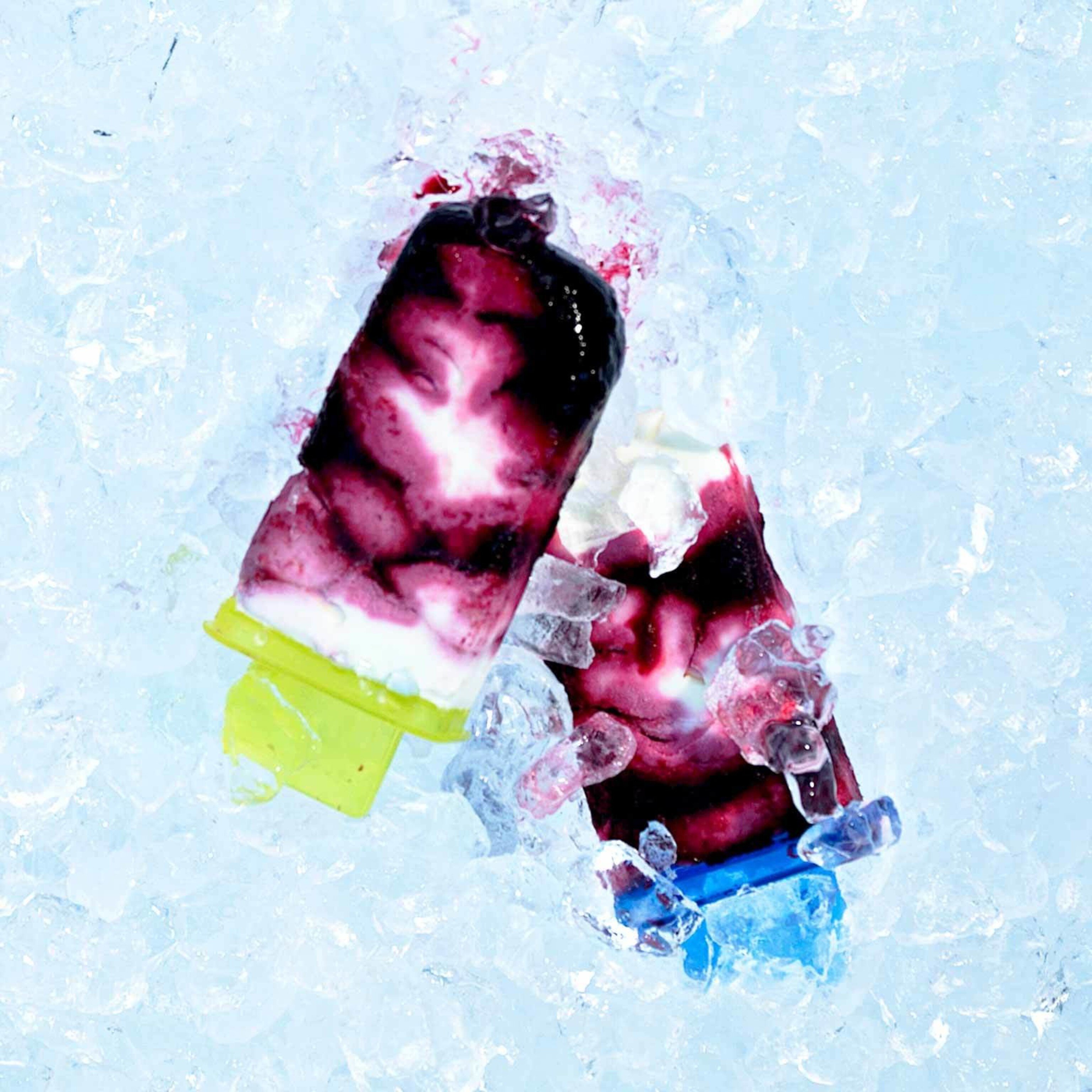 Marmorierte Sauerrahm-Kirschen-Glace