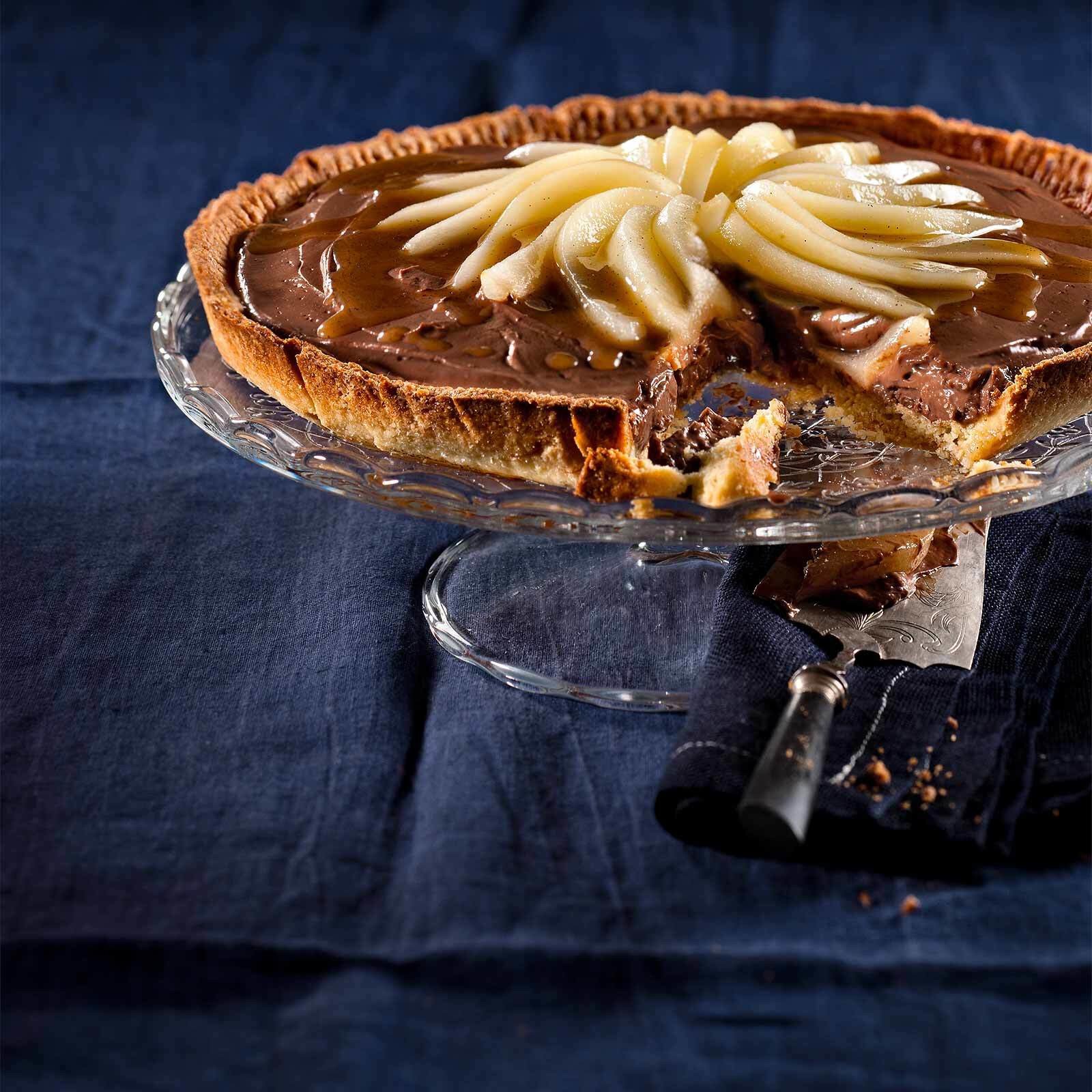 Cremige Schokolade-Tarte mit pochierten Birnen