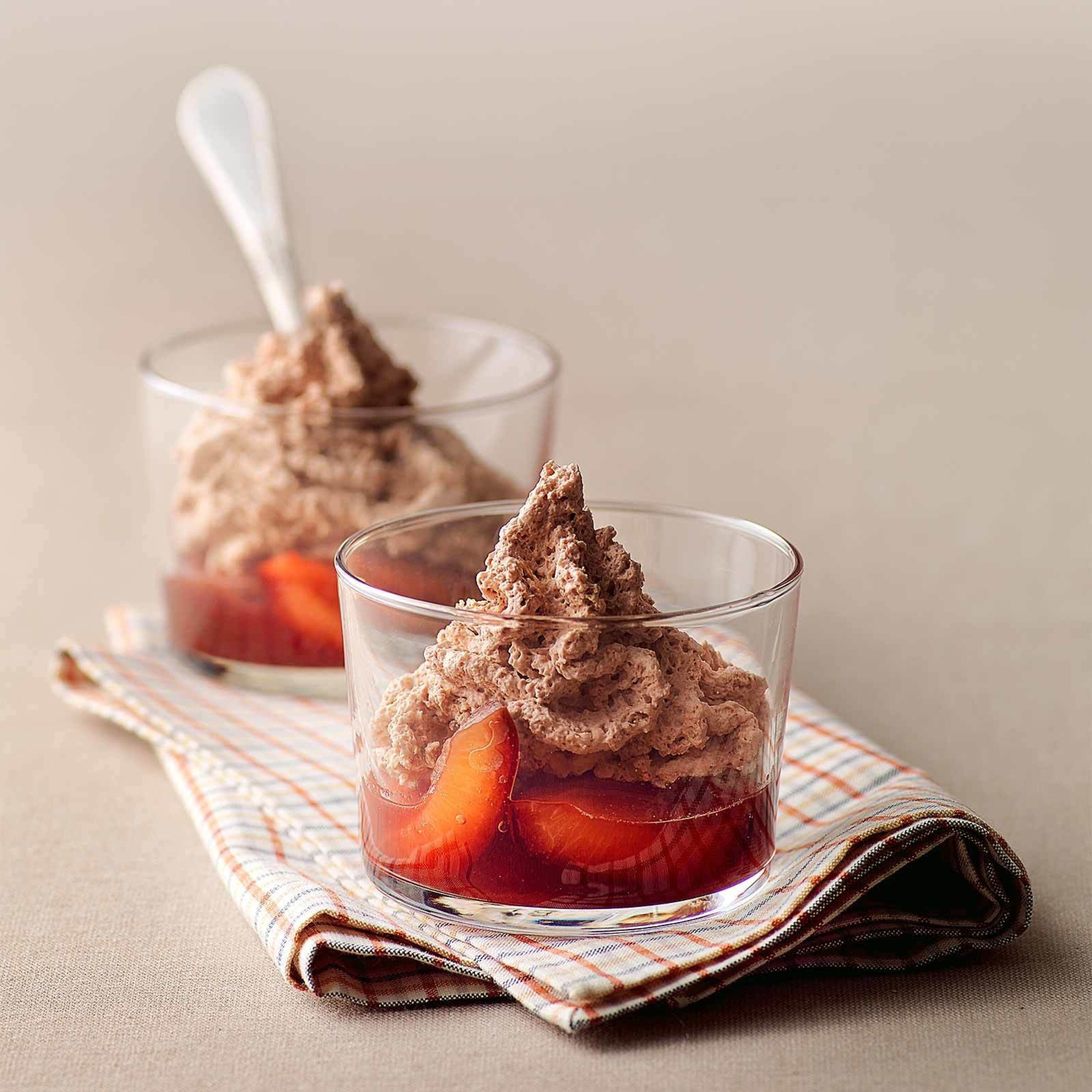 Ovo-Mousse mit Zwetschgen
