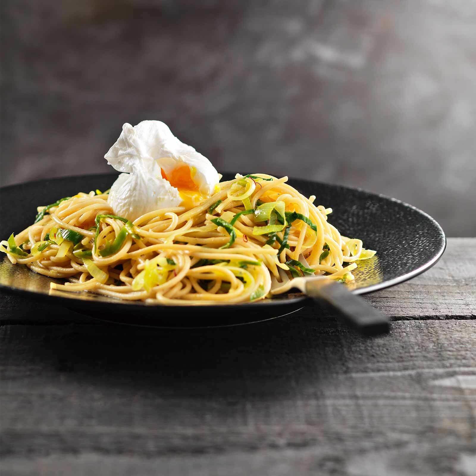 Lauchspaghetti mit verlorenen Eiern