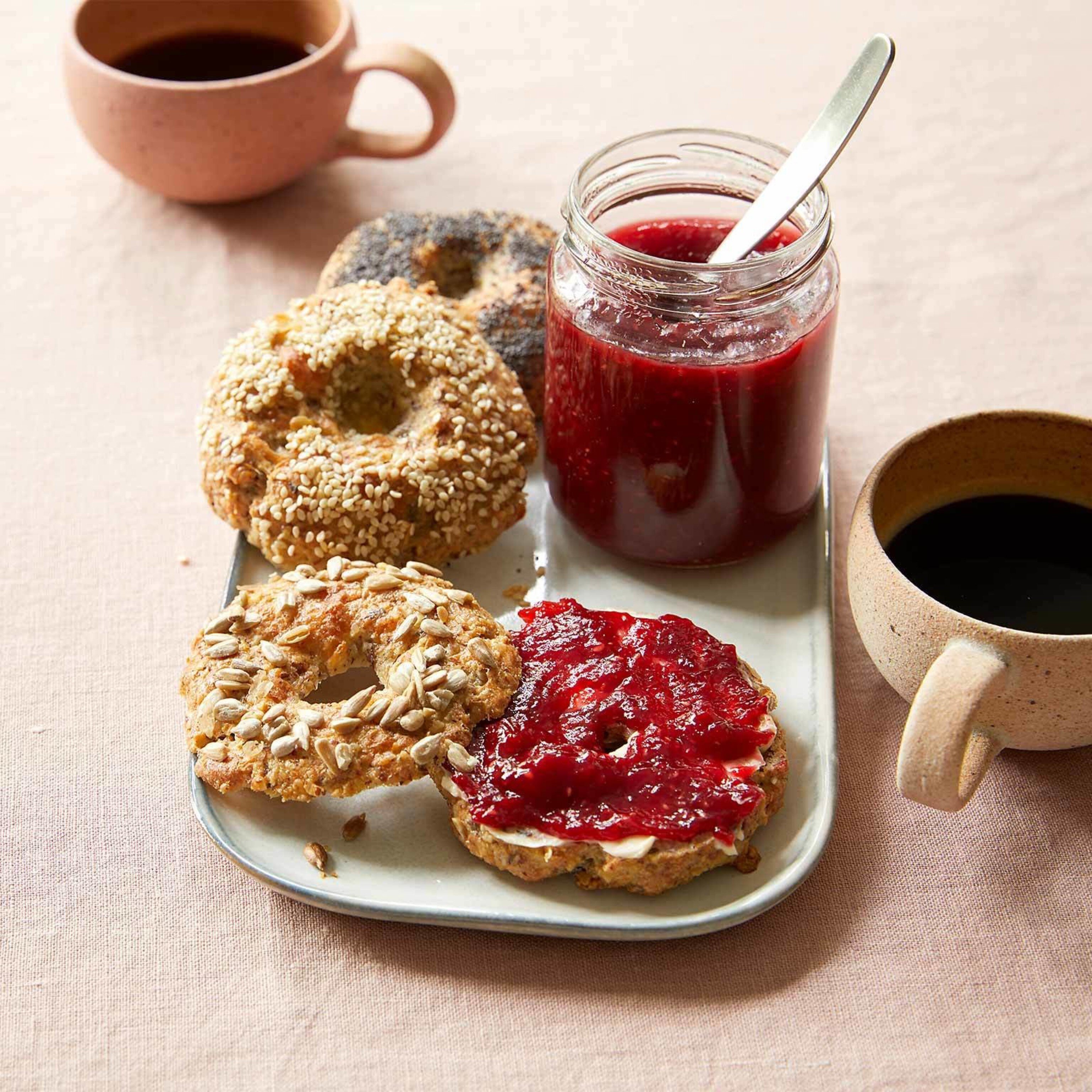 Bagel mit Himbeer-Mango-Konfitüre